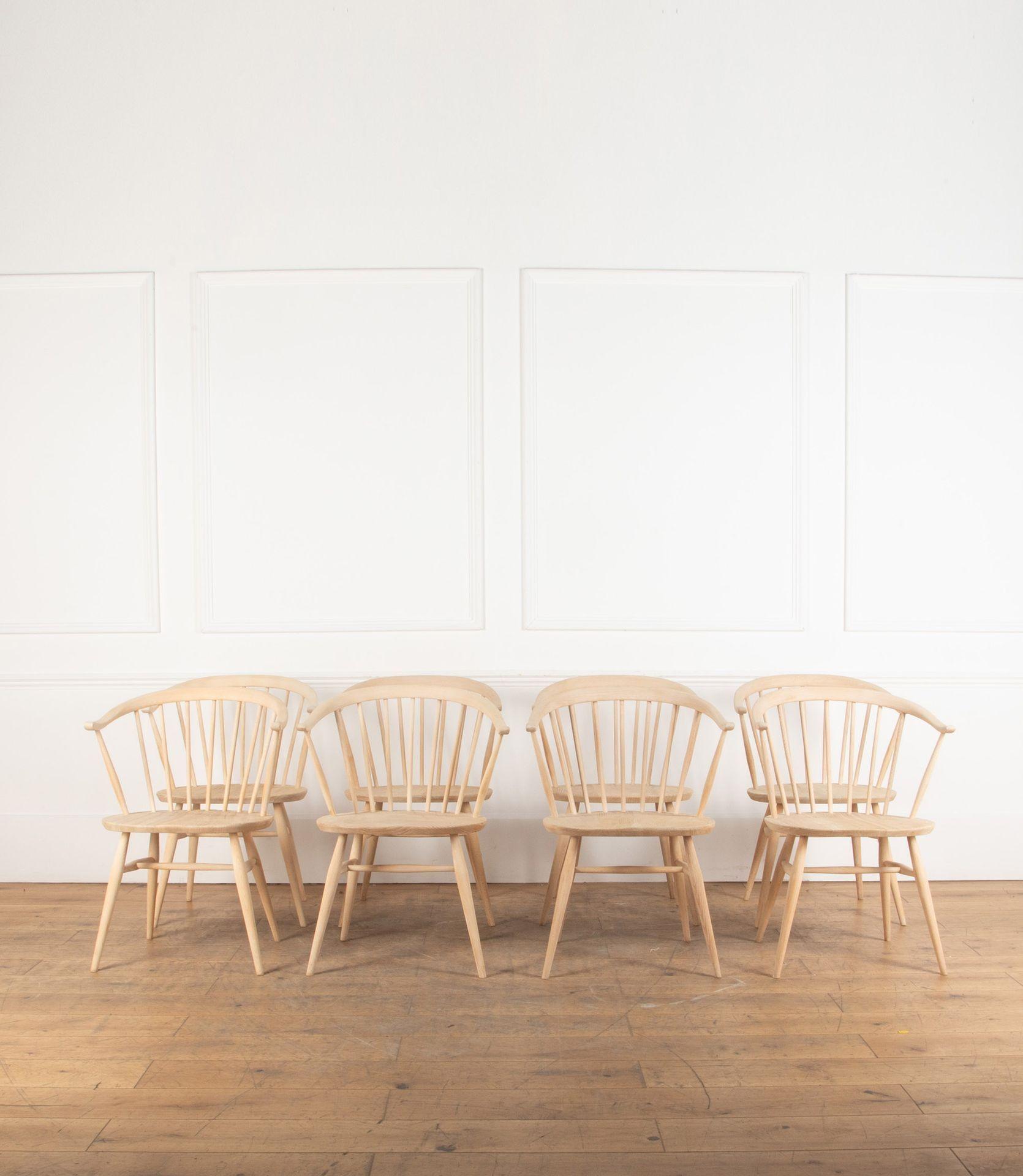 Ensemble de 8 chaises 'Cowhorn' d'Ercol avec dossier en bois cintré et pieds évasés.

Le modèle 449 Cowhorn a été fabriqué dans les années 1960 et 1970, avec des sièges en orme massif et un cadre en hêtre, un classique du catalogue de design Ercol