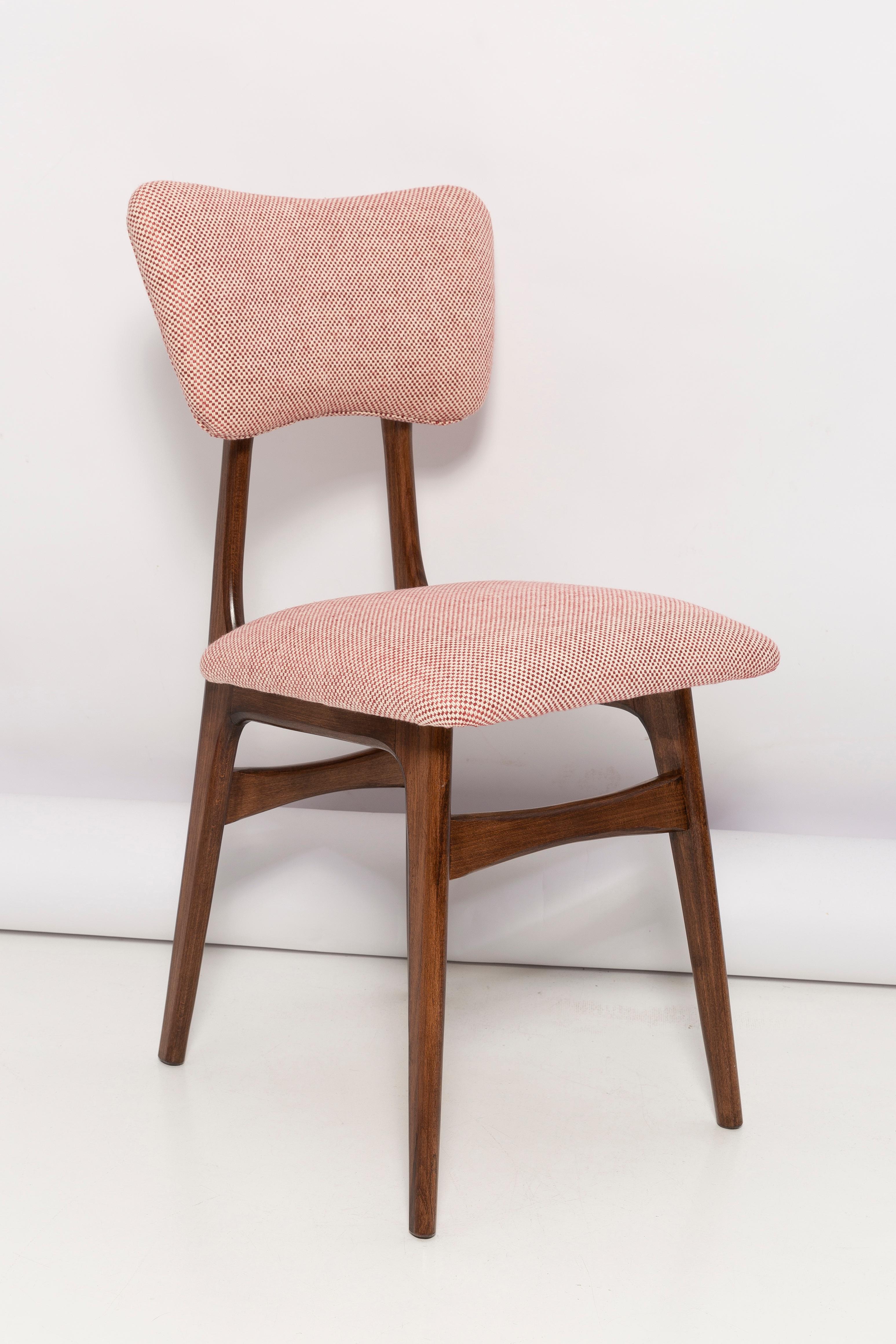 Chaise de salle à manger appelée « Butterfly » avec pieds en hêtre teinté moyen et assise et dossier entièrement tapissés dans un magnifique tissu Ian Mankin (70% coton, 20% viscose, 10 % lin). 

Cette chaise peut être personnalisée selon vos