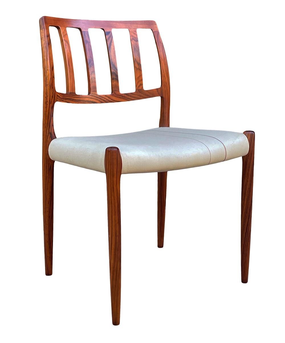 Ensemble de huit chaises de salle à manger danoises modernes du milieu du siècle en bois de rose de Niels Moller en vente 3