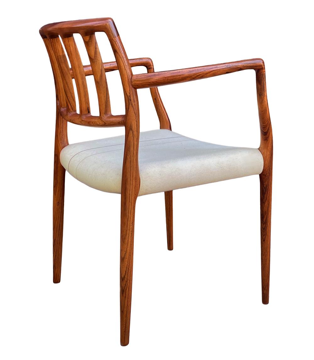 Ensemble de huit chaises de salle à manger danoises modernes du milieu du siècle en bois de rose de Niels Moller en vente 4
