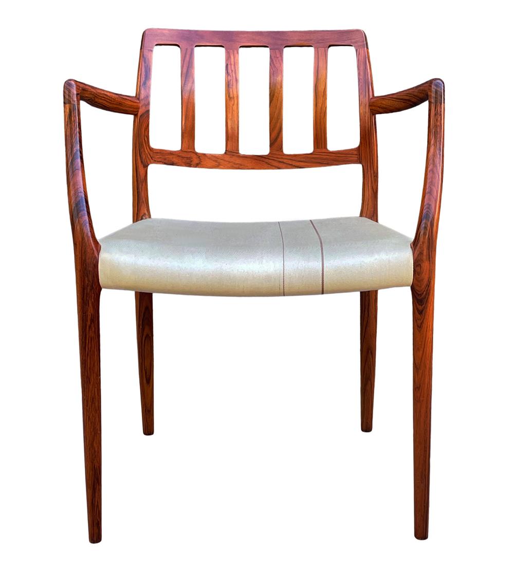 Ensemble de huit chaises de salle à manger danoises modernes du milieu du siècle en bois de rose de Niels Moller en vente 7