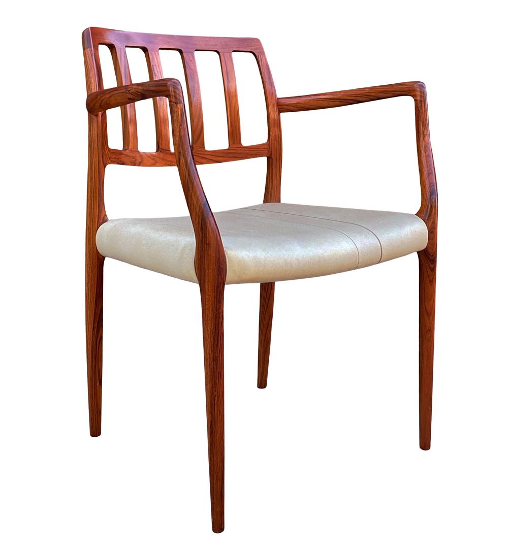 Ensemble de huit chaises de salle à manger danoises modernes du milieu du siècle en bois de rose de Niels Moller en vente 8
