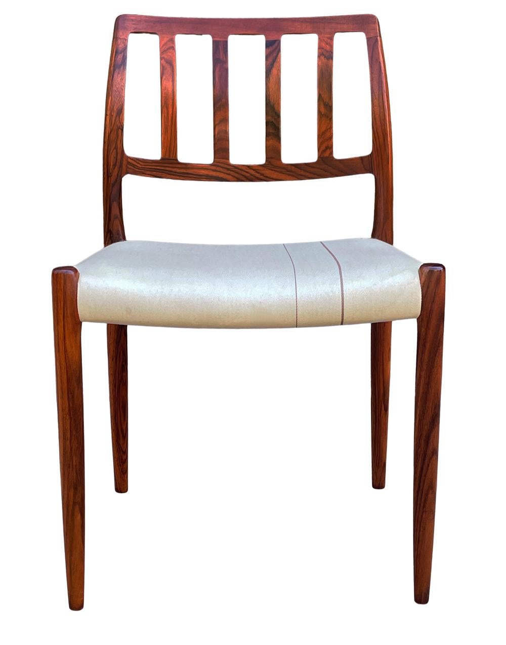 Ensemble de huit chaises de salle à manger danoises modernes du milieu du siècle en bois de rose de Niels Moller Bon état - En vente à Philadelphia, PA