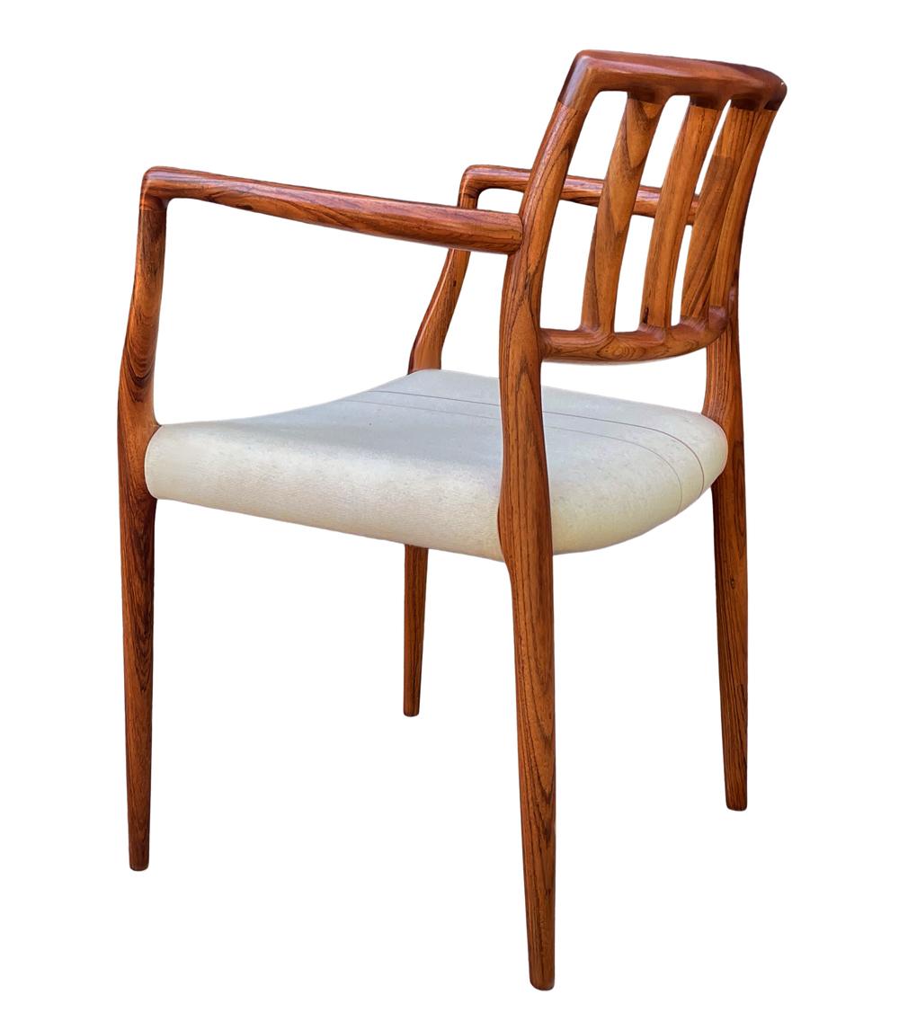 Tissu Ensemble de huit chaises de salle à manger danoises modernes du milieu du siècle en bois de rose de Niels Moller en vente