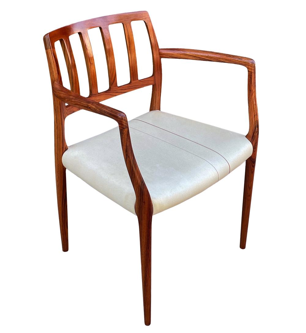 Ensemble de huit chaises de salle à manger danoises modernes du milieu du siècle en bois de rose de Niels Moller en vente 1