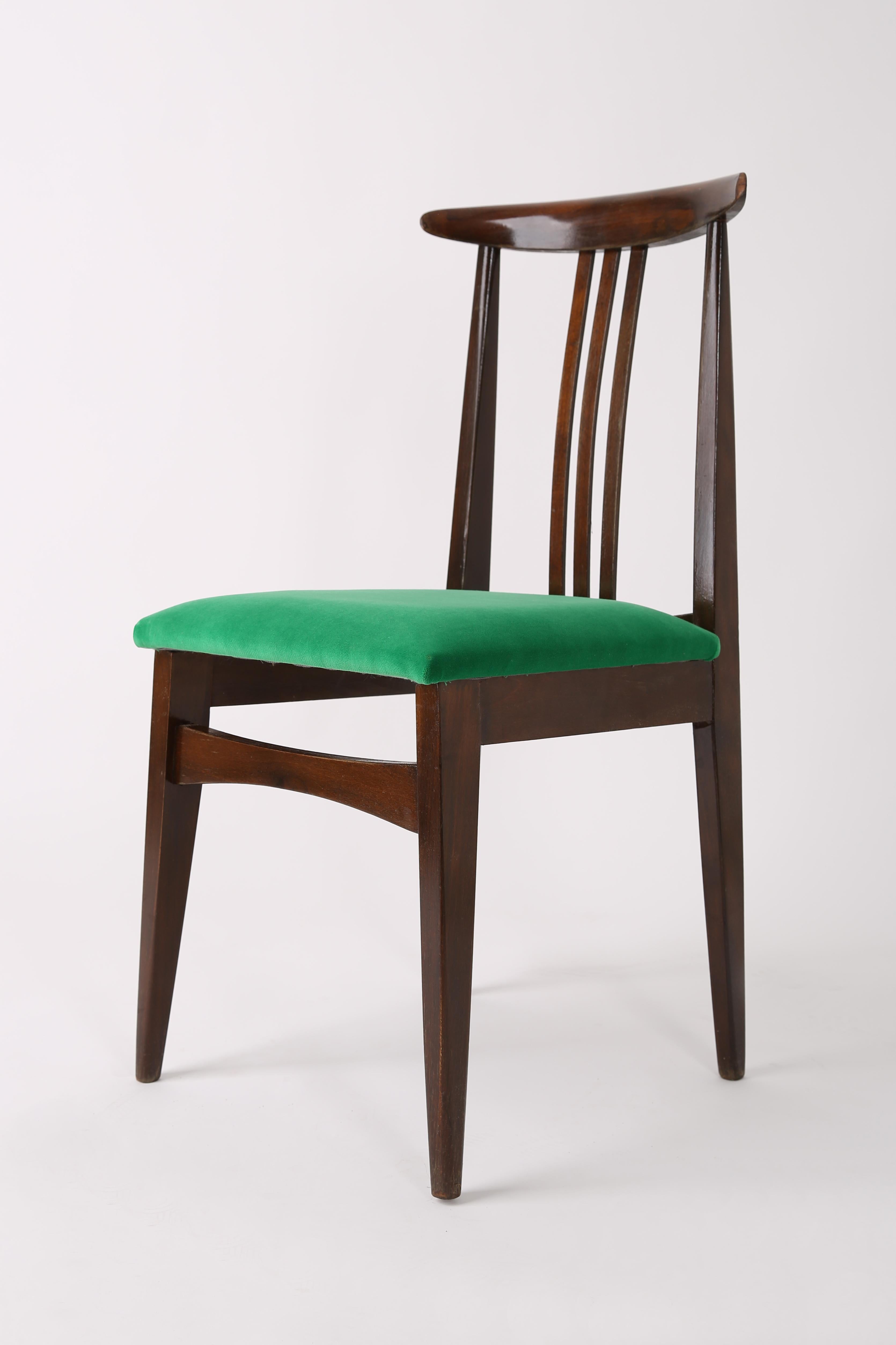 Set von acht Stühlen aus grünem Samt aus der Mitte des Jahrhunderts entworfen von Zielinski, Europa 1960er Jahre (Polnisch) im Angebot