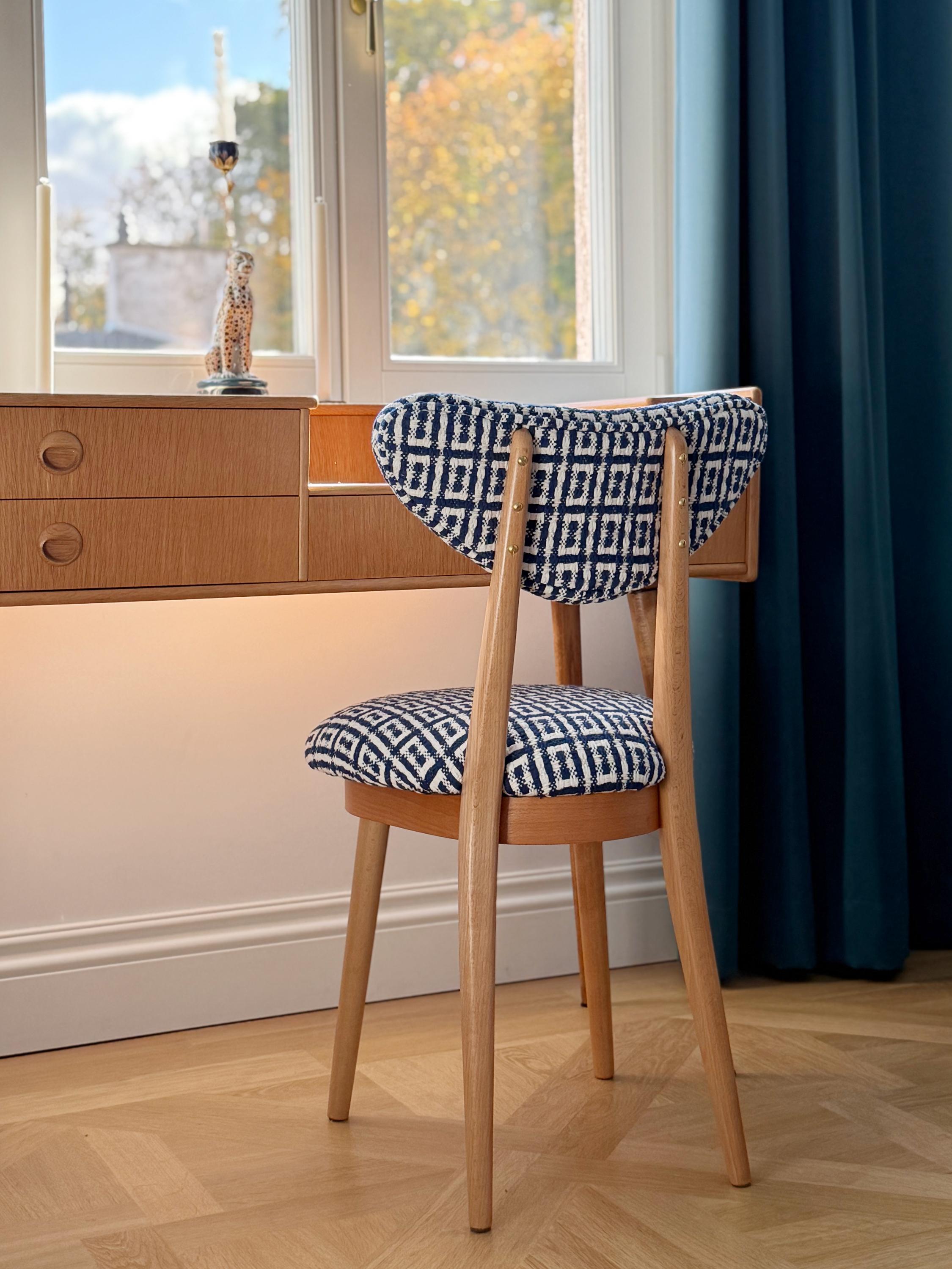 Mid-Century moderno Set di otto sedie a cuore di metà secolo in Hsh Jacquard di Dedar, Europa, anni '60 in vendita