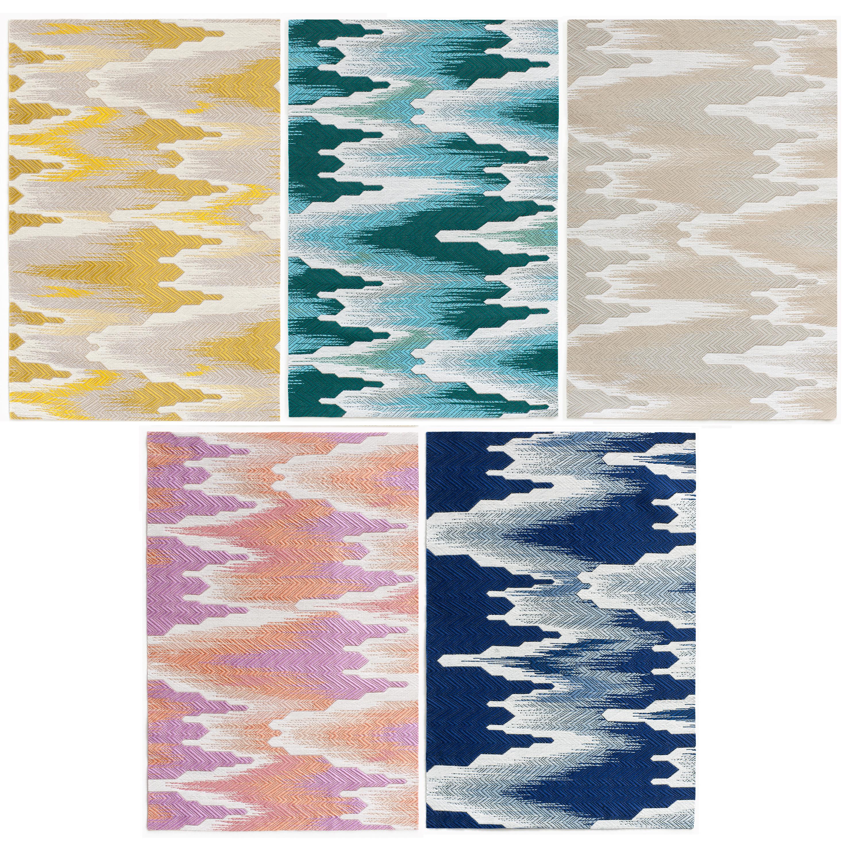 Ensemble de huit chaises à cœur du milieu du siècle, jacquard rose fandango, Europe, années 1960 en vente 3
