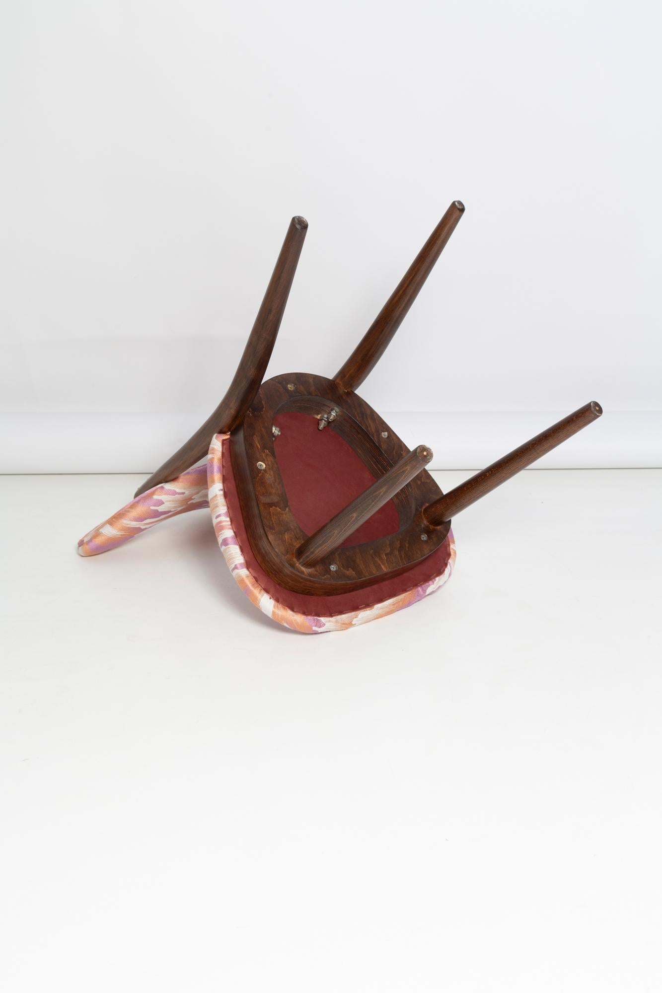 Velours Ensemble de huit chaises à cœur du milieu du siècle, jacquard rose fandango, Europe, années 1960 en vente