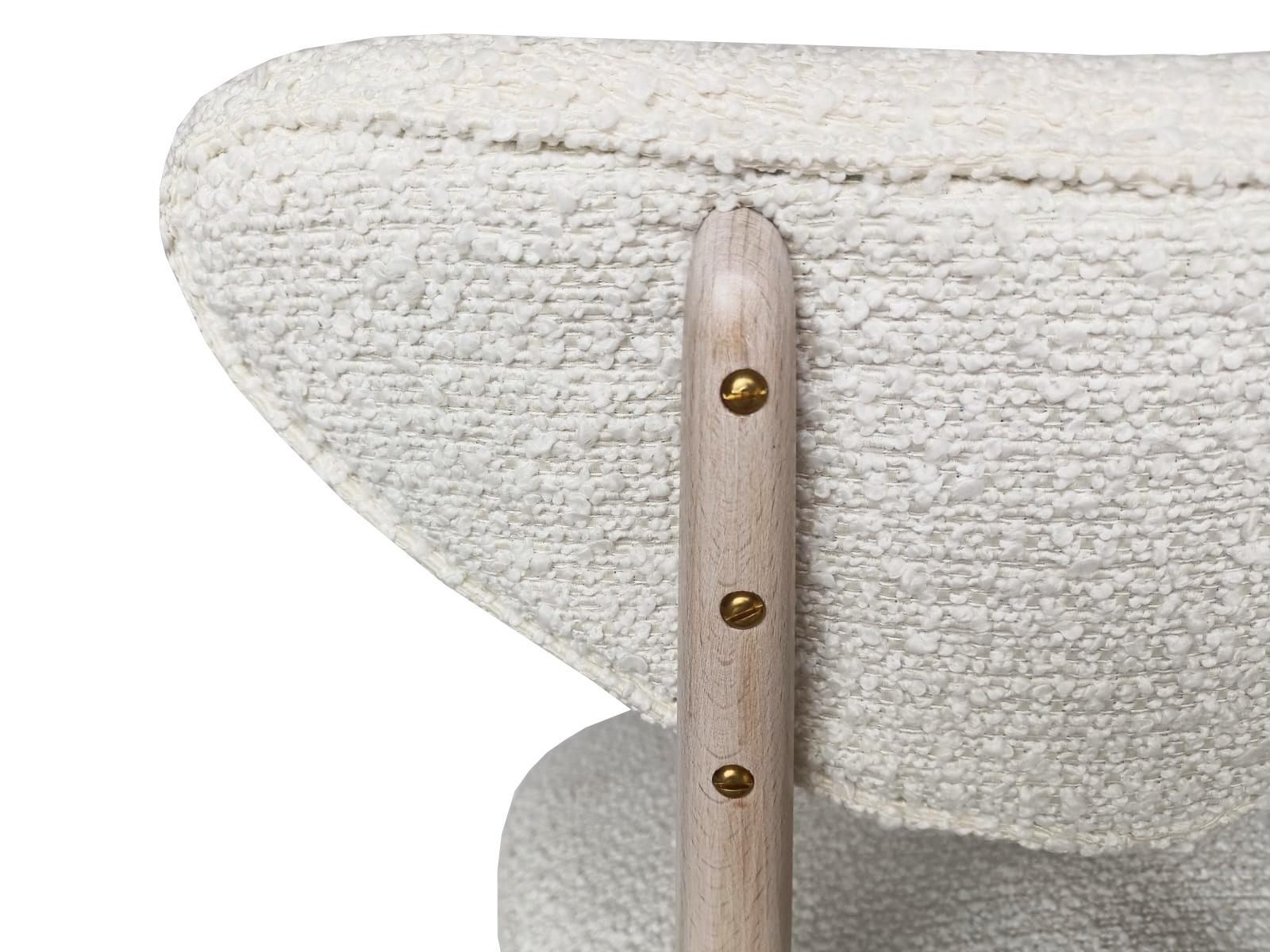 Polonais Ensemble de huit chaises en forme de cœur du milieu du siècle dernier, tissu bouclé blanc, Europe, années 1960 en vente