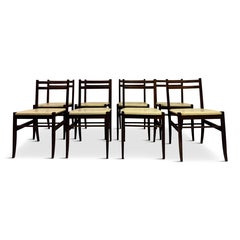 Satz von acht italienischen Esszimmerstühlen aus der Mitte des Jahrhunderts