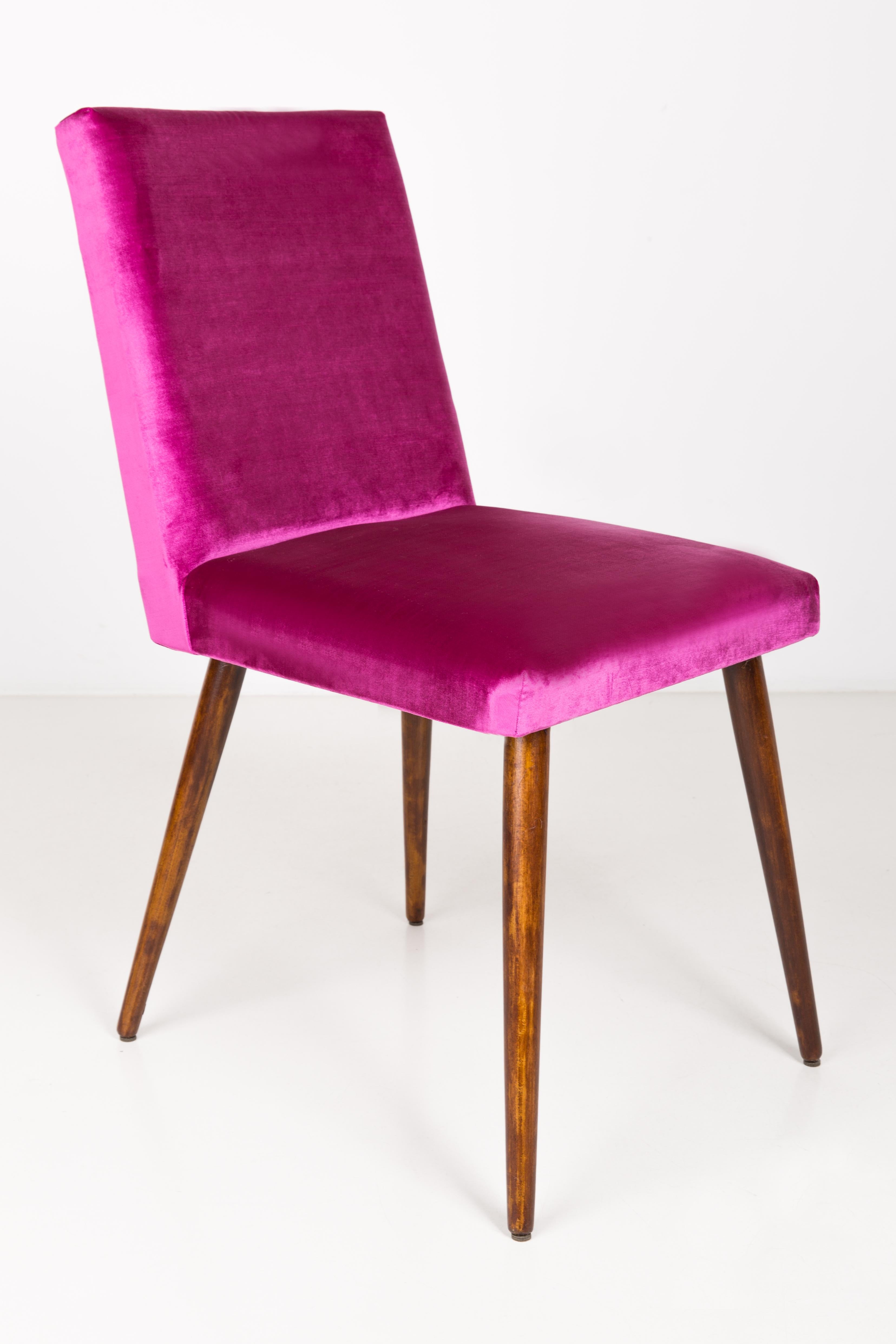 Une belle chaise produite dans les années 1960 en Pologne. Ils sont après un rembourrage complet et un rafraîchissement de la menuiserie, confortables et stables. L'ensemble est recouvert d'un tissu durable et de haute qualité. Nous pouvons