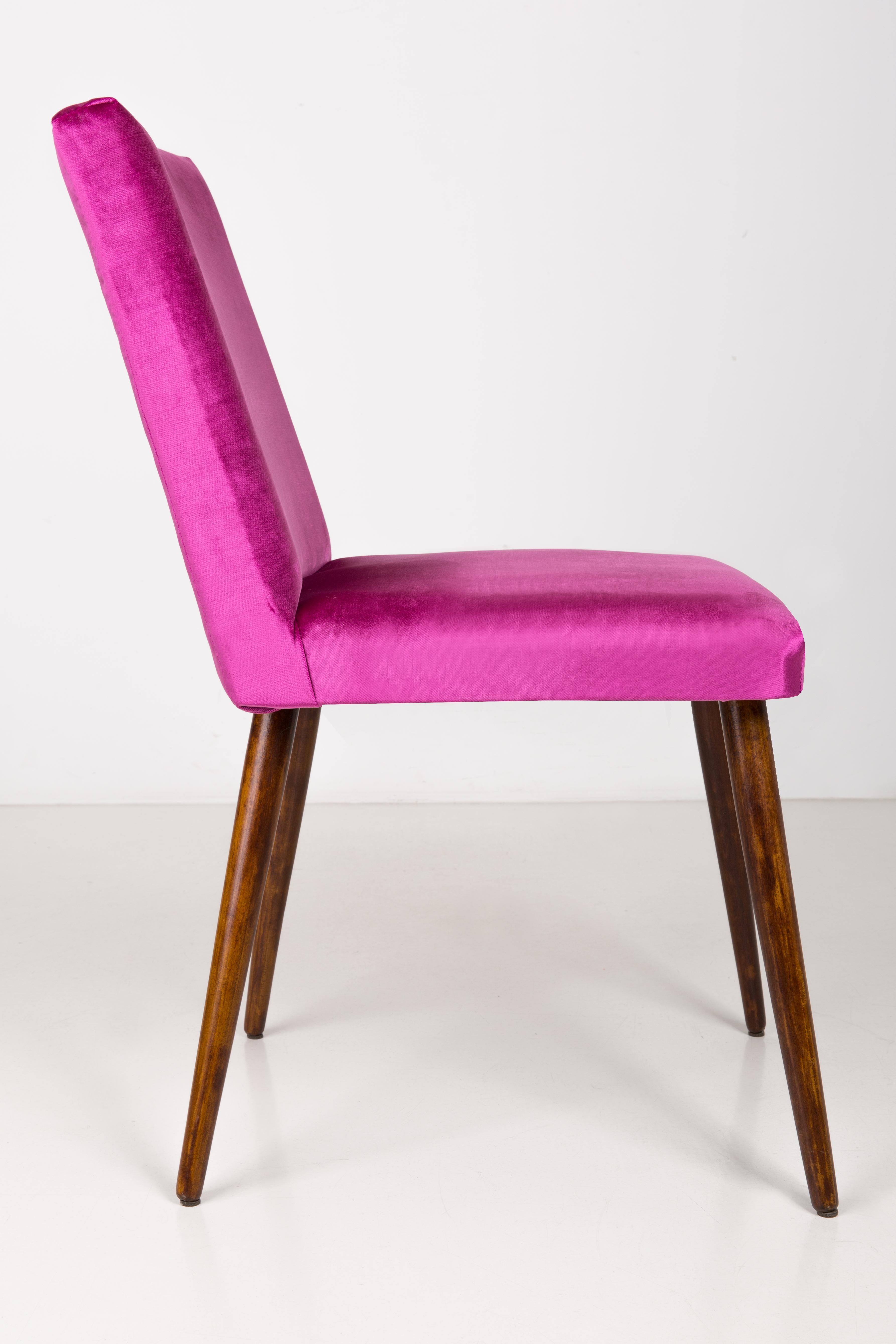 Polonais Ensemble de huit chaises du milieu du siècle en velours rose magenta brillant, Europe, années 1960 en vente