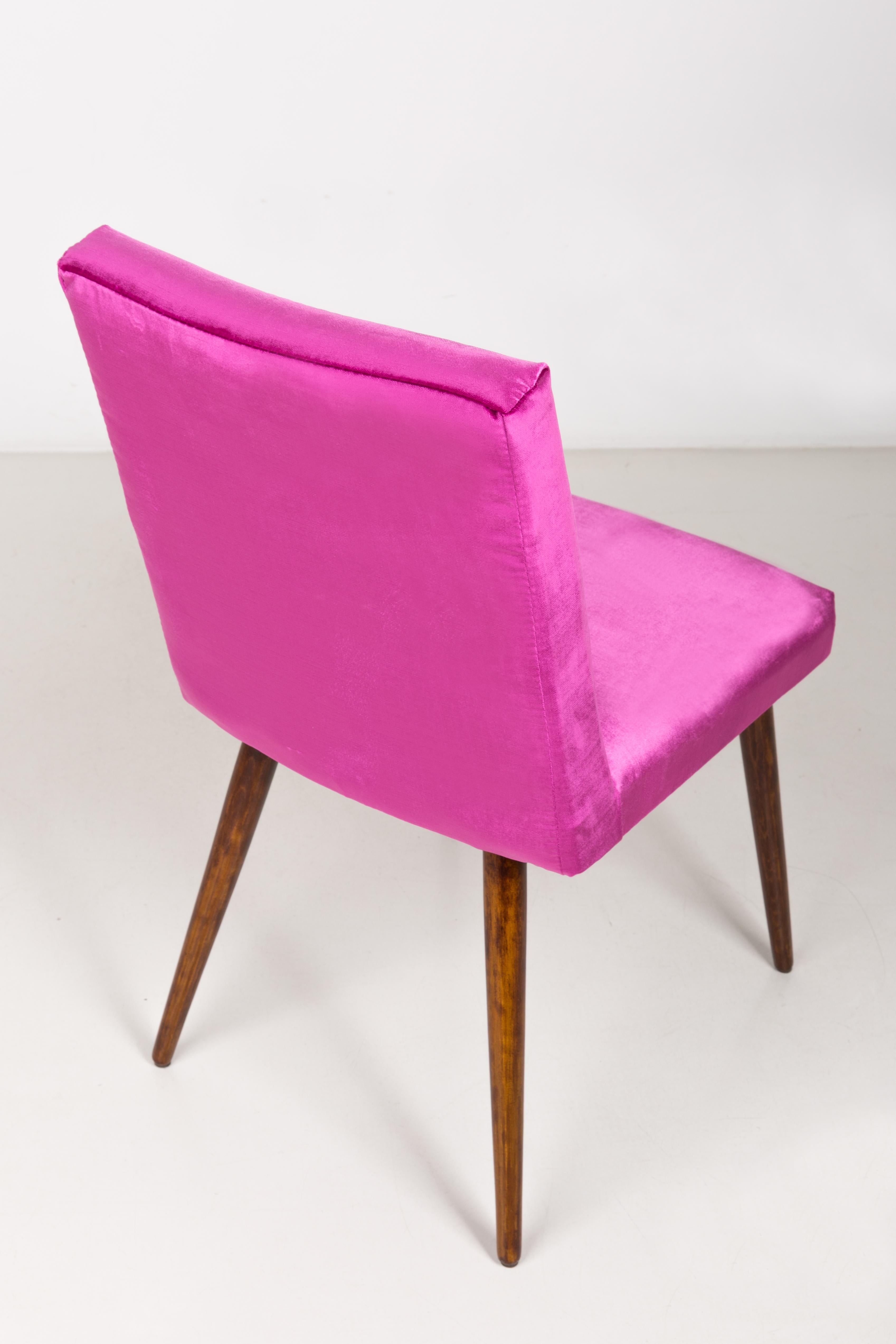 Fait main Ensemble de huit chaises du milieu du siècle en velours rose magenta brillant, Europe, années 1960 en vente