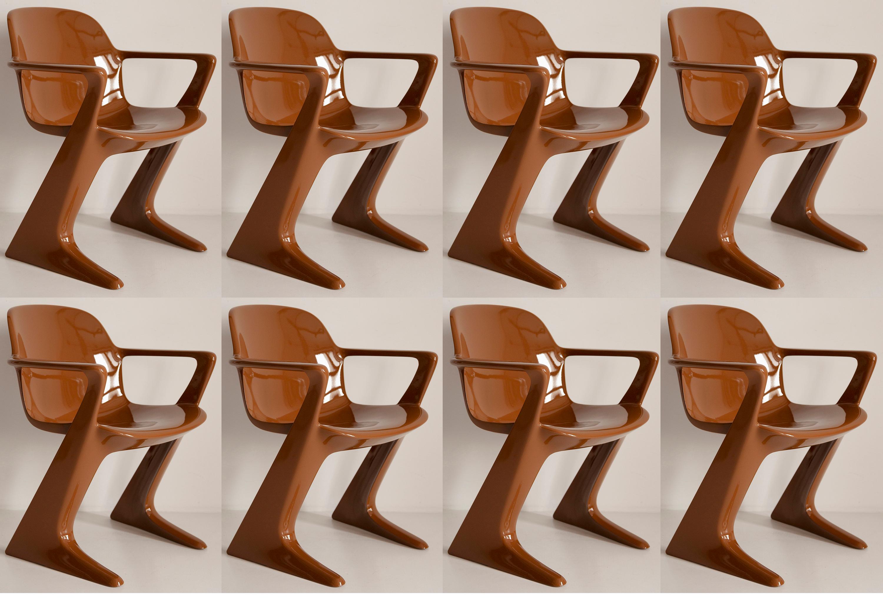 Ce modèle est appelé Calle Z. Conçue en 1968 en RDA par Ernst Moeckl et Siegfried Mehl, version allemande de la chaise Panton. Également appelée chaise kangourou ou chaise variopur. Produit en Allemagne de l'Est.

La chaise a été entièrement rénovée