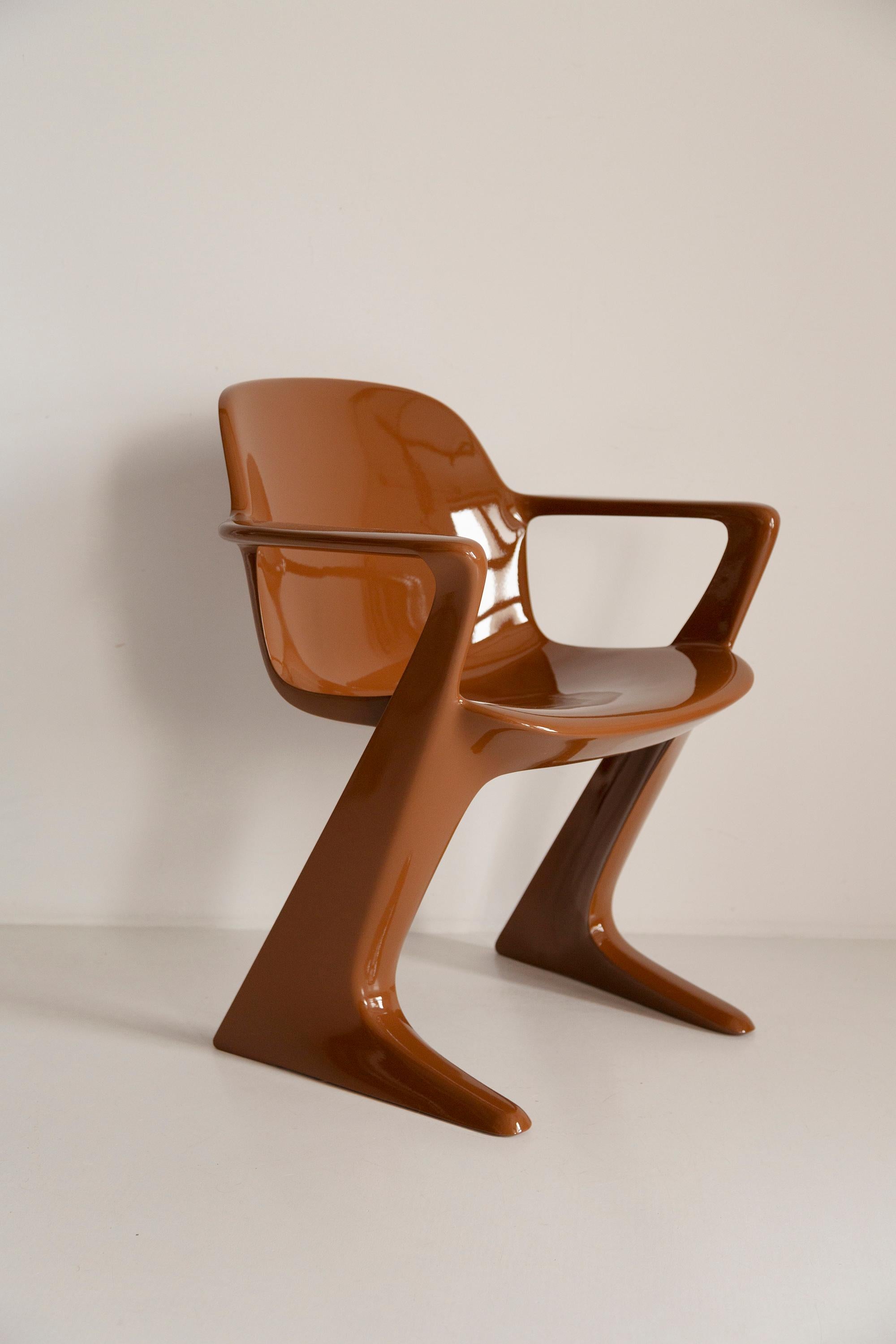 Mid-Century Modern Ensemble de huit chaises Kangourou du milieu du siècle Mocha Pantone, Ernst Moeckl, Allemagne en vente