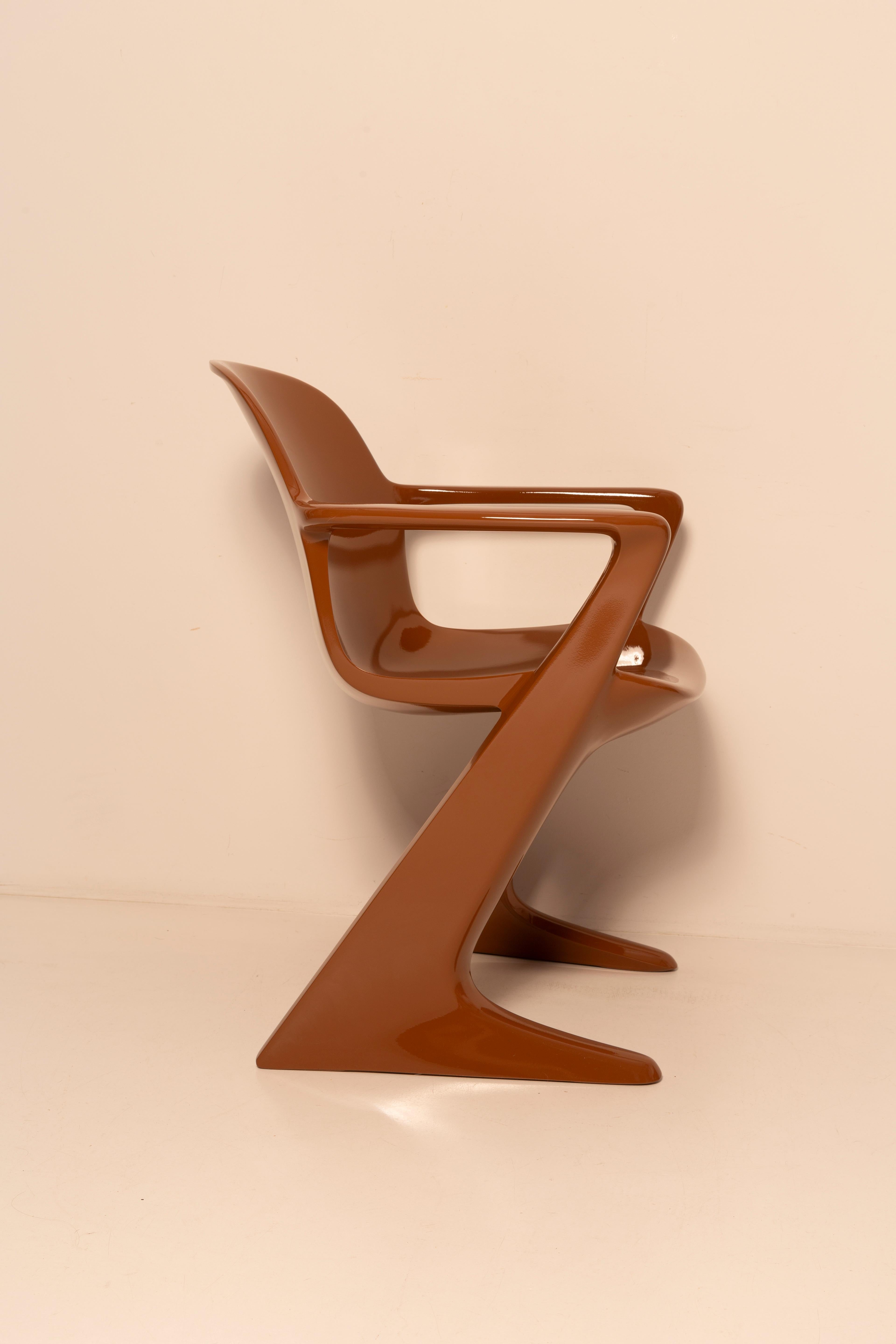 Fibre de verre Ensemble de huit chaises Kangourou du milieu du siècle Mocha Pantone, Ernst Moeckl, Allemagne en vente