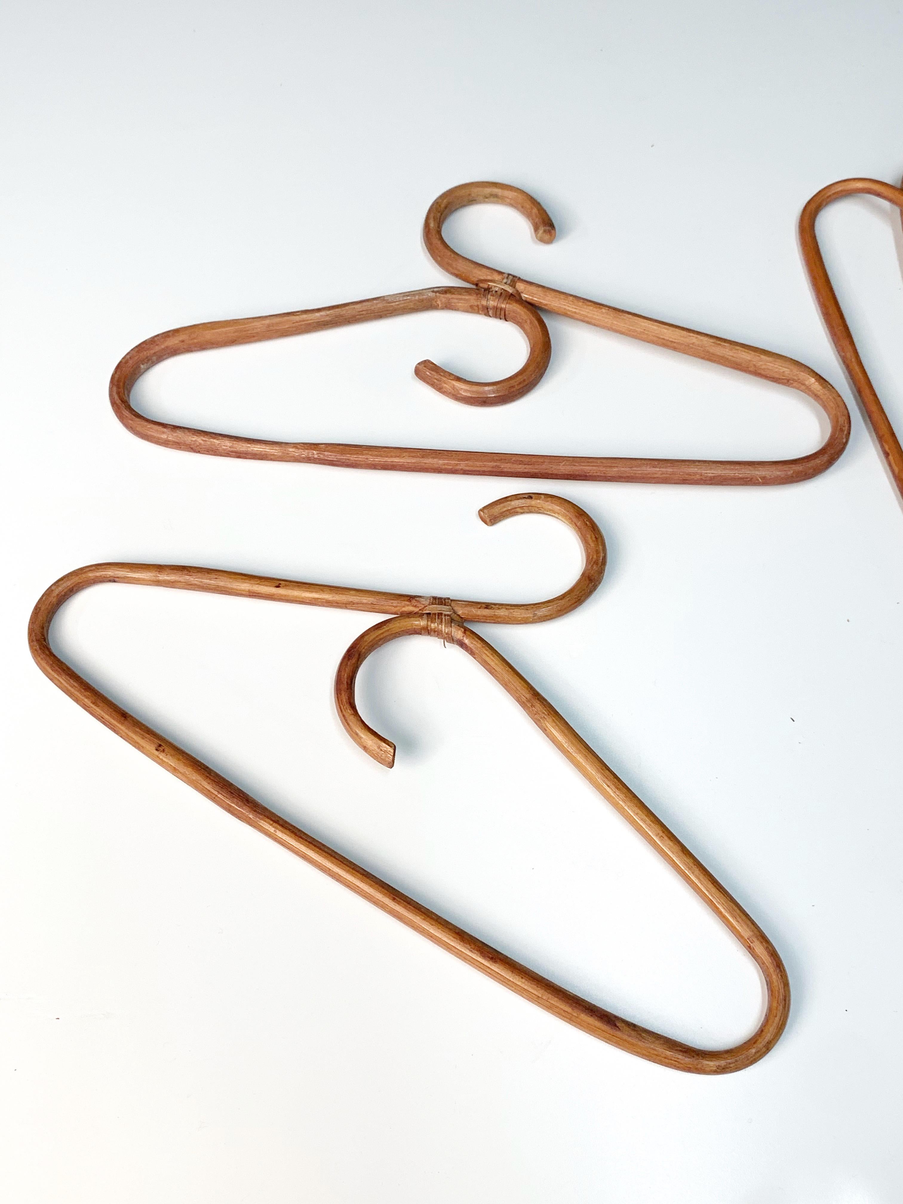 Set di otto appendiabiti in bambù e rattan della modernità di metà secolo, anni '70 in vendita 6