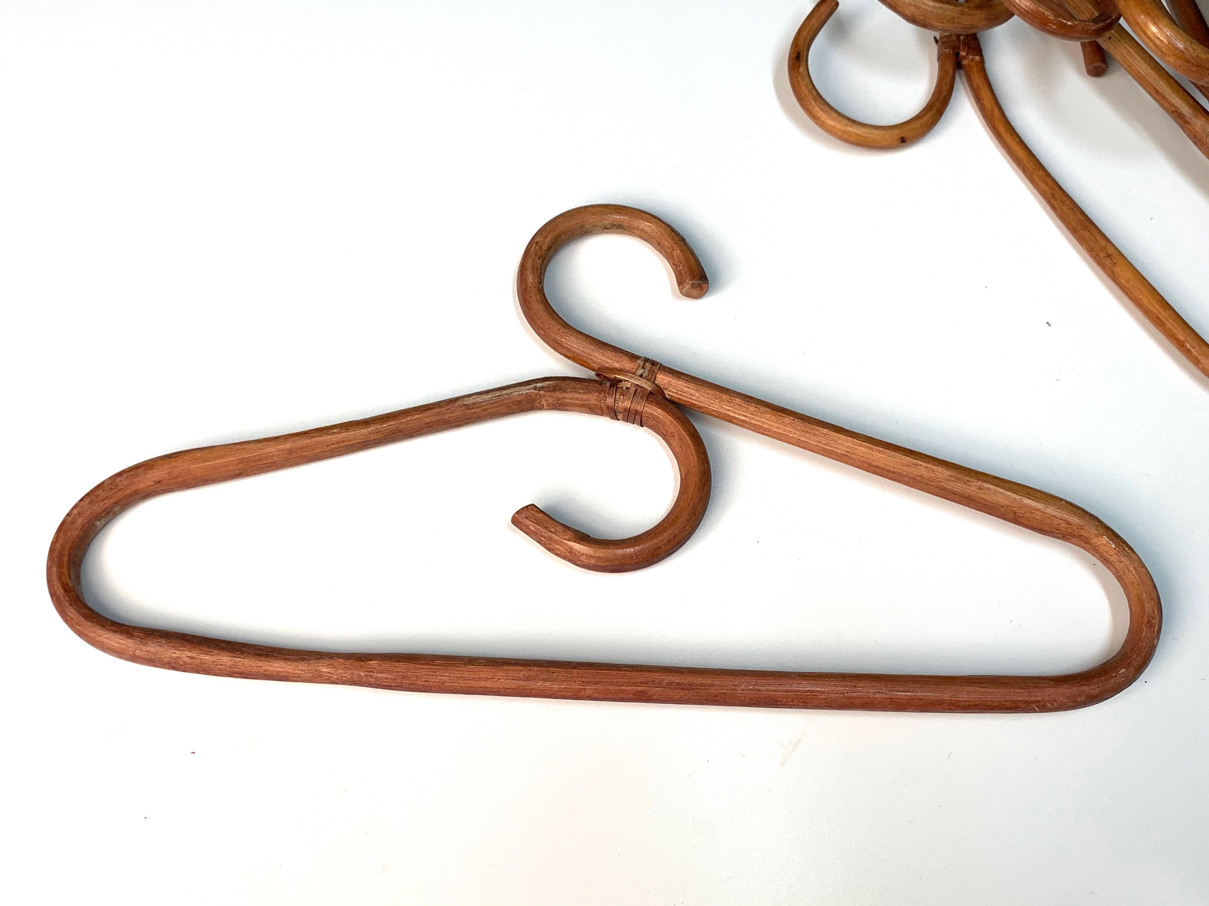 Set di otto appendiabiti in bambù e rattan della modernità di metà secolo, anni '70 in vendita 7