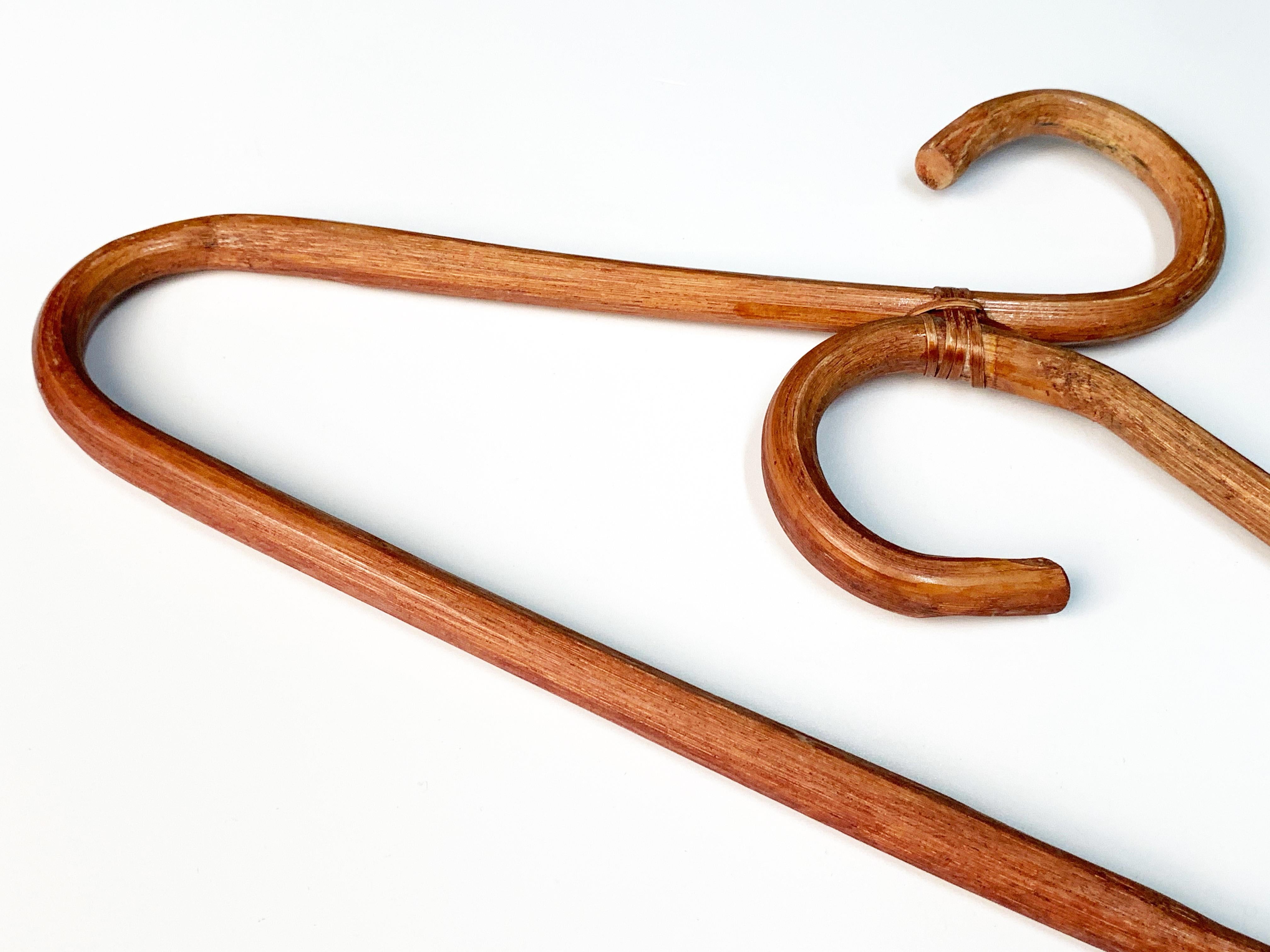 Set di otto appendiabiti in bambù e rattan della modernità di metà secolo, anni '70 in vendita 9