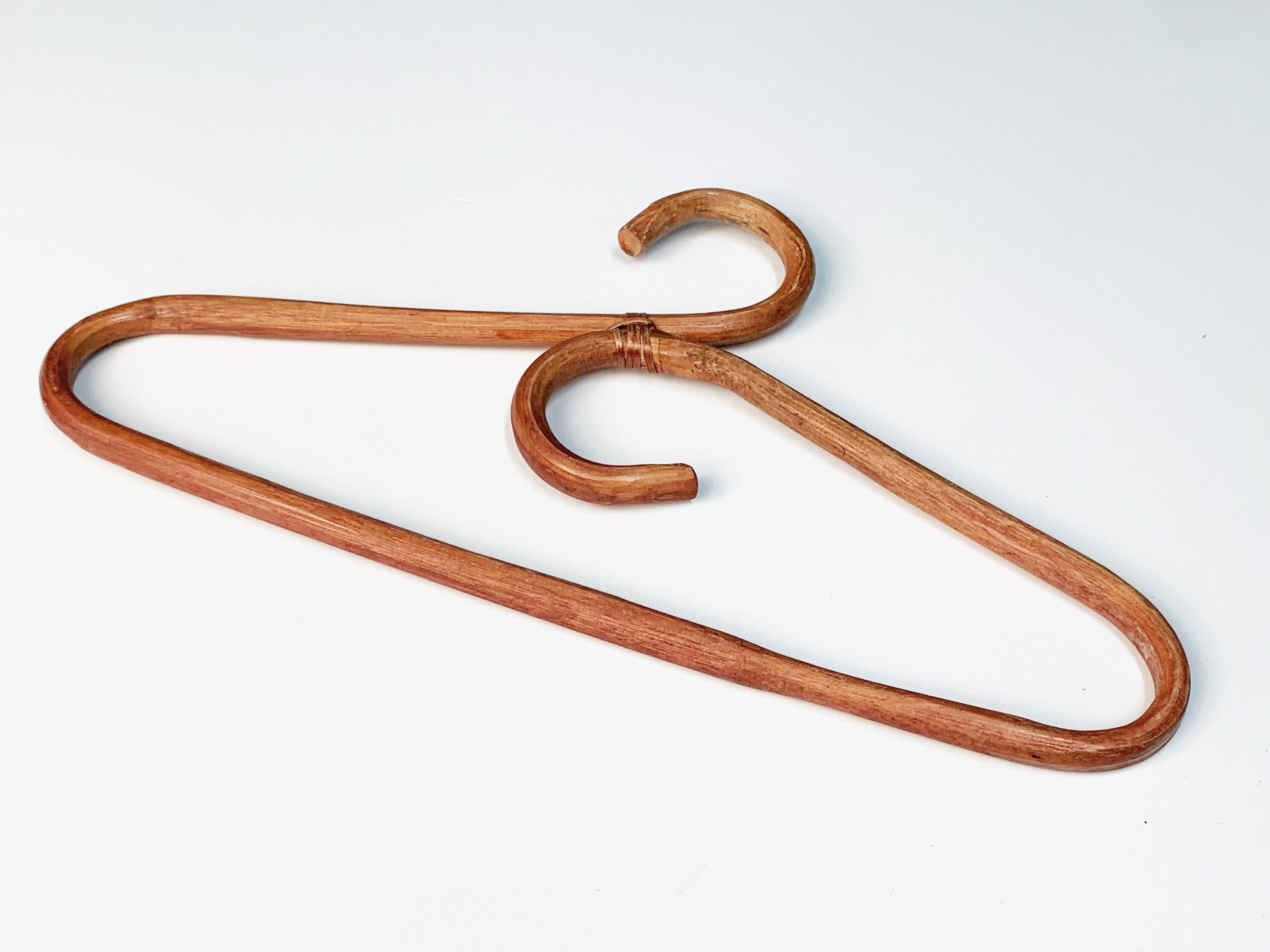 Set di otto appendiabiti in bambù e rattan della modernità di metà secolo, anni '70 in vendita 3