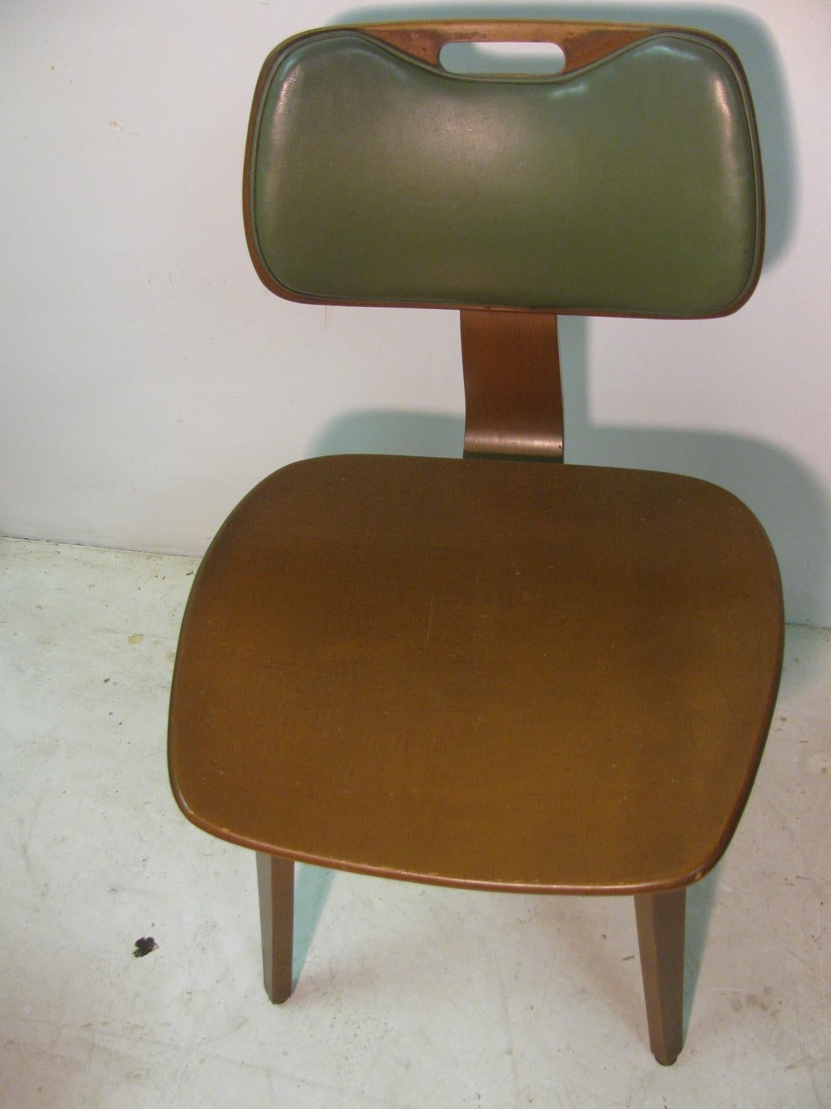Set of Eight Mid-Century Modern Dining Chairs by Thonet 4