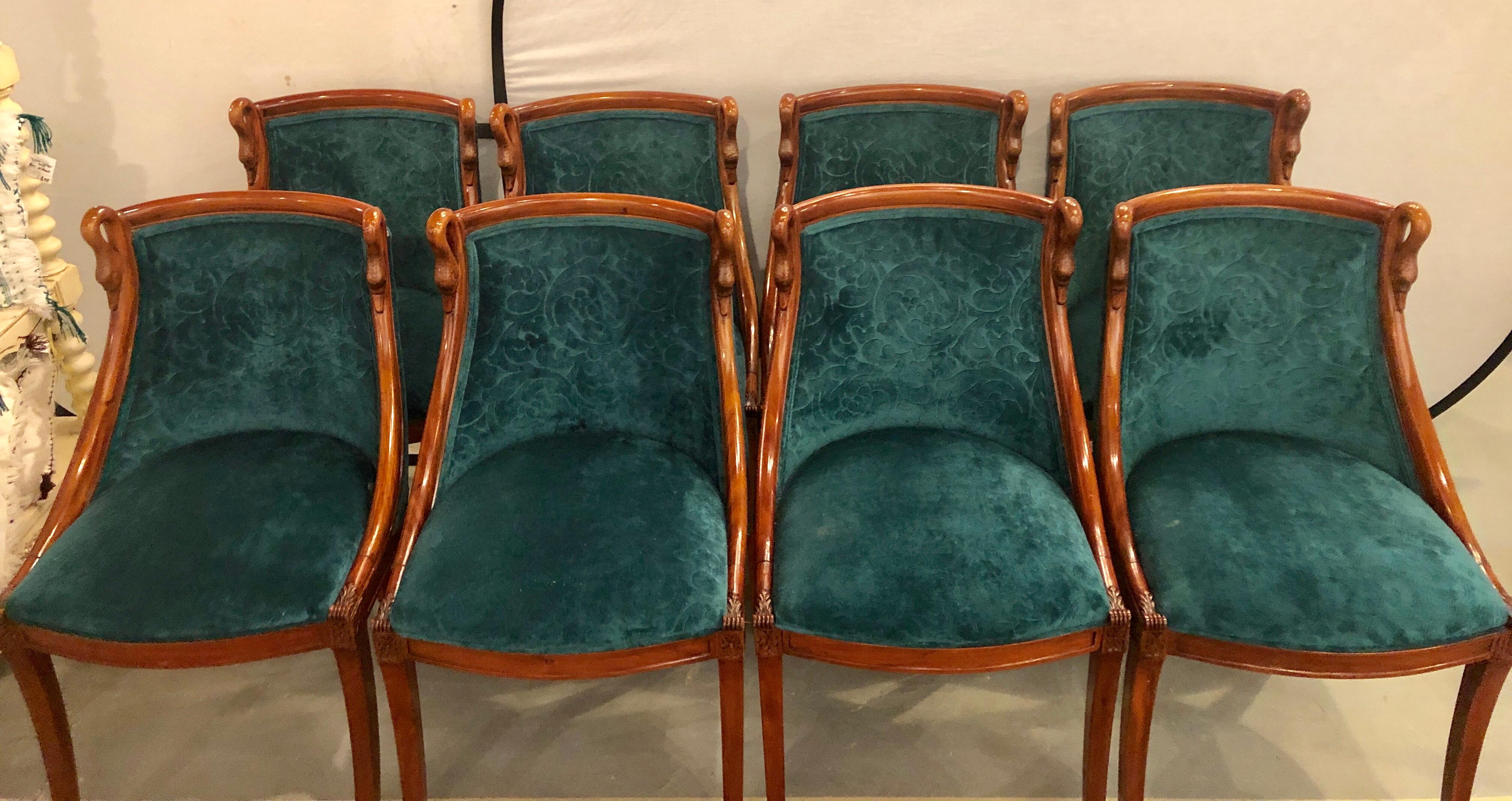 Set of eight Mid-Century Modern or Federal style dining side chairs. This is one of those versatile and easy to place sets of dining chairs that would gather in any room setting. The ability to sit in a modern or Mid-Century Modern setting as well