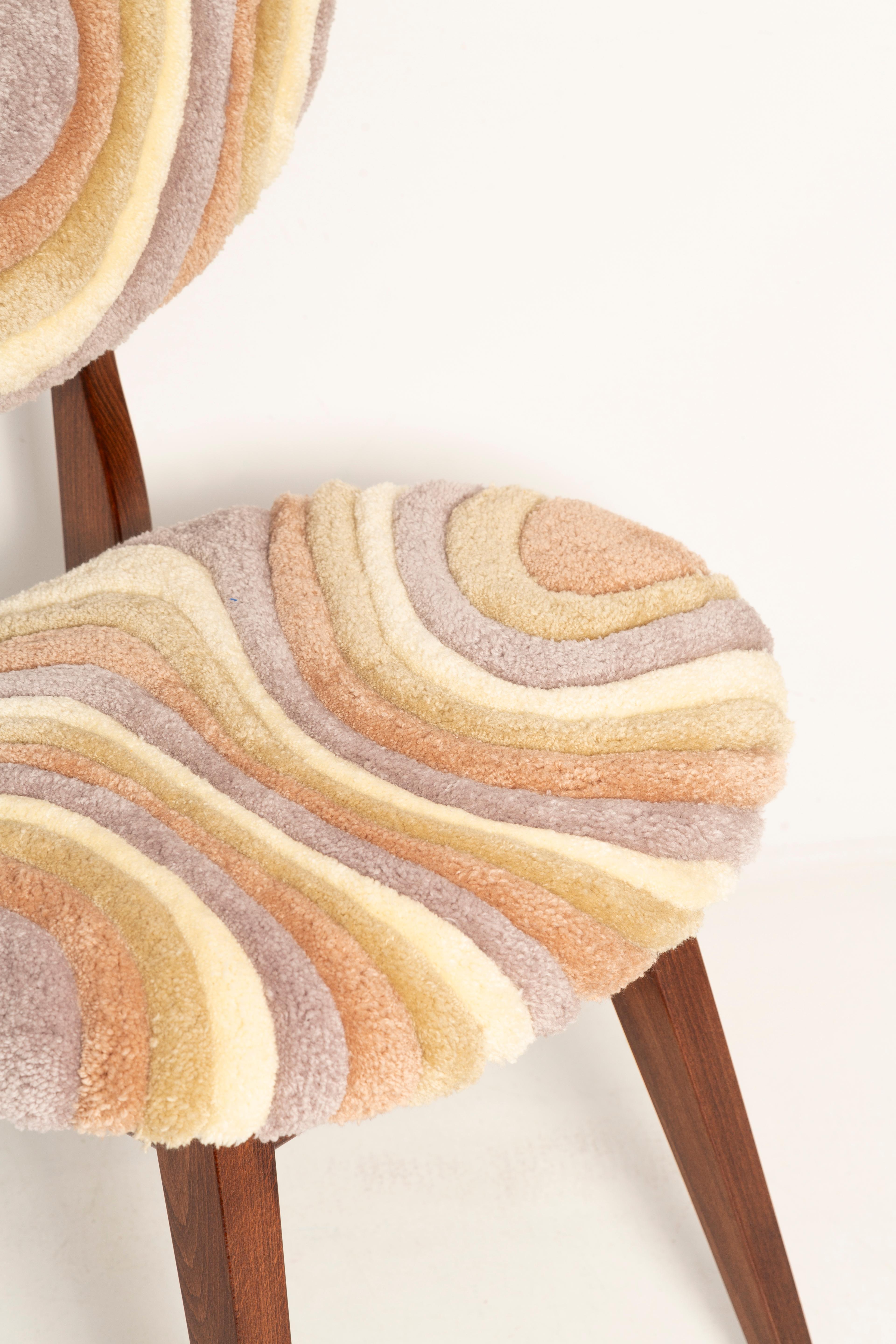 Polonais Ensemble de huit chaises champignons du milieu du siècle, en laine beige touffetée à la main, Europe, années 1960 en vente