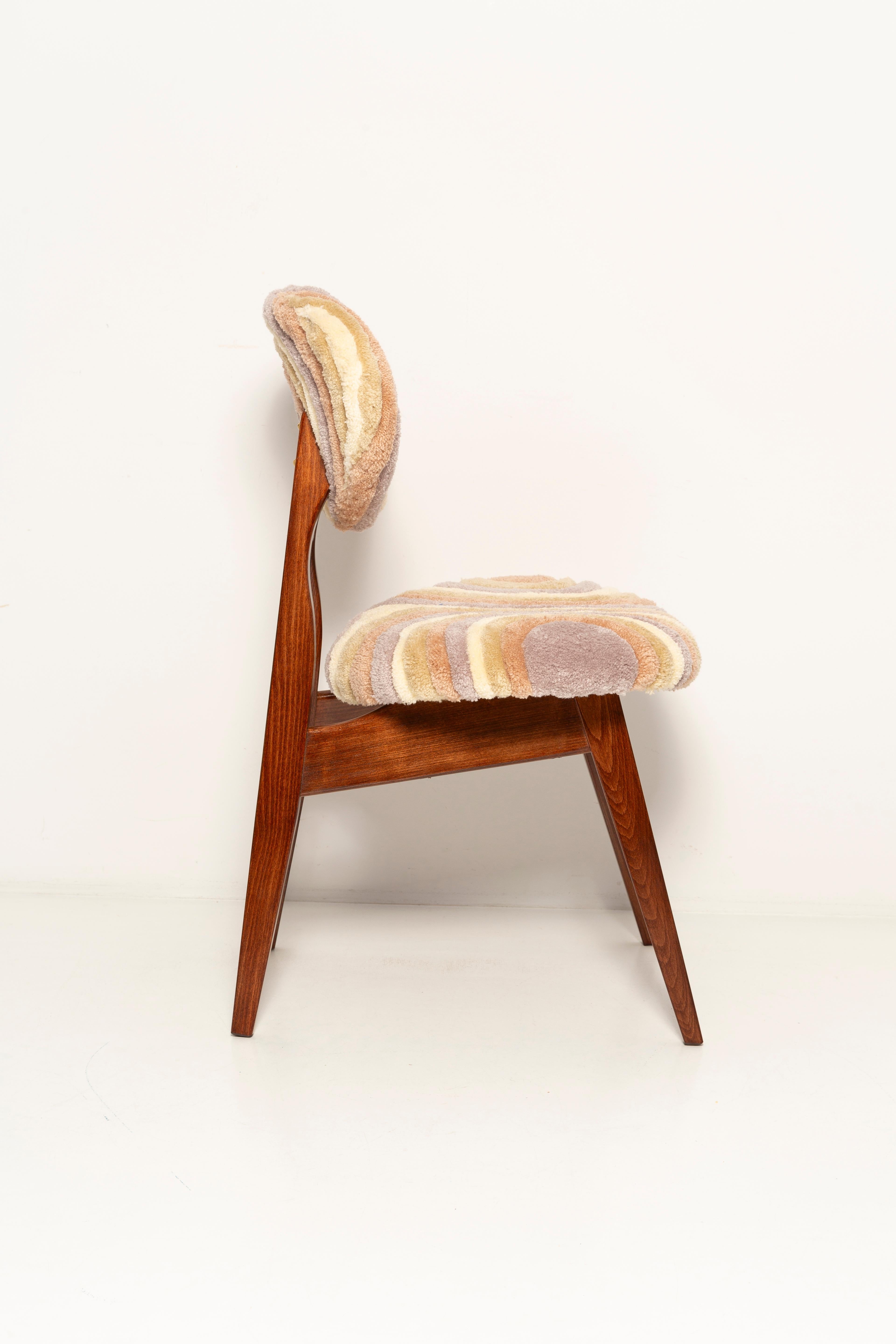 Fait main Ensemble de huit chaises champignons du milieu du siècle, en laine beige touffetée à la main, Europe, années 1960 en vente
