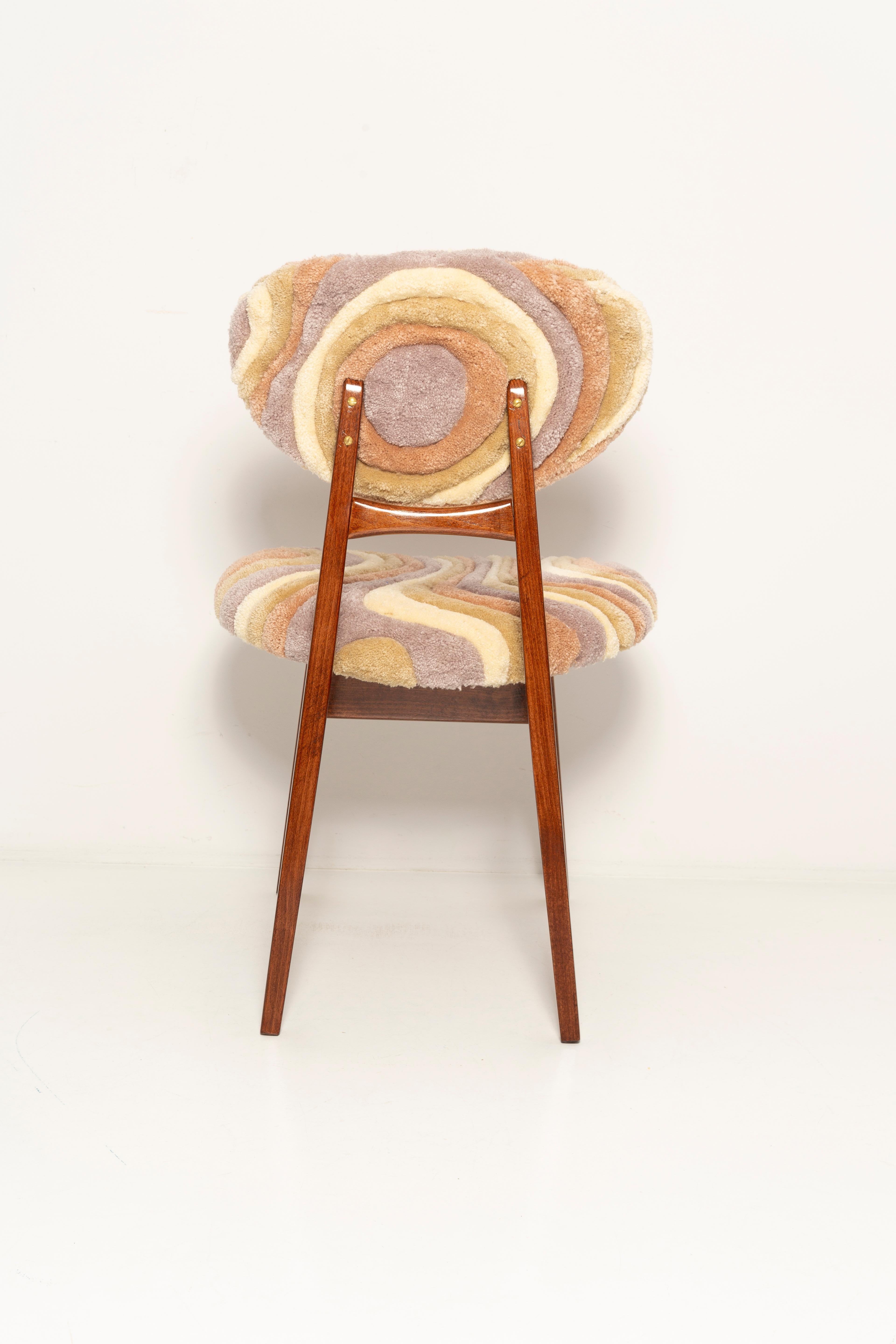 Laine Ensemble de huit chaises champignons du milieu du siècle, en laine beige touffetée à la main, Europe, années 1960 en vente