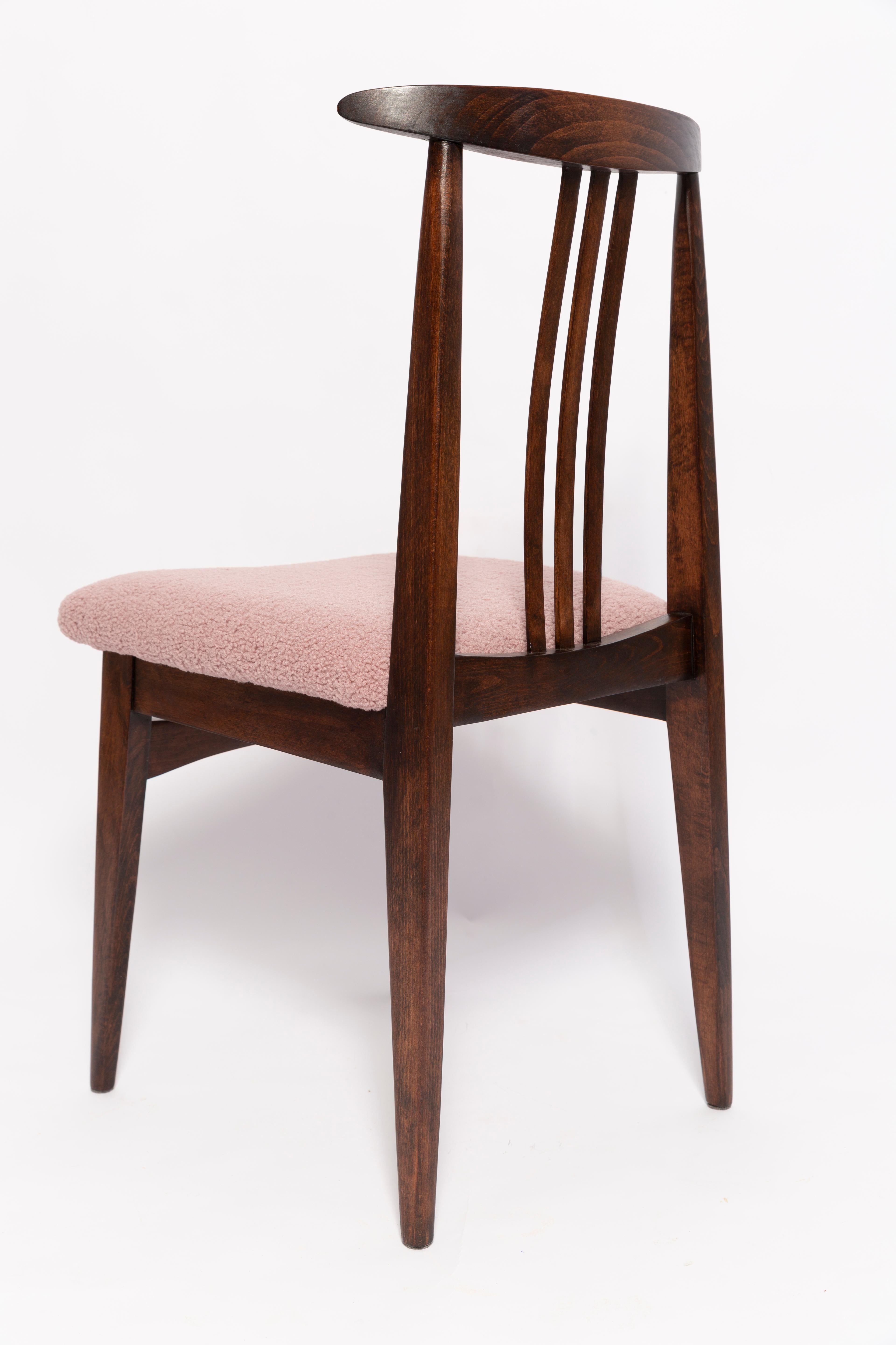 Bouclé Ensemble de huit chaises rose poudré bouclé du milieu du siècle par M. Zielinski, Europe, années 1960 en vente