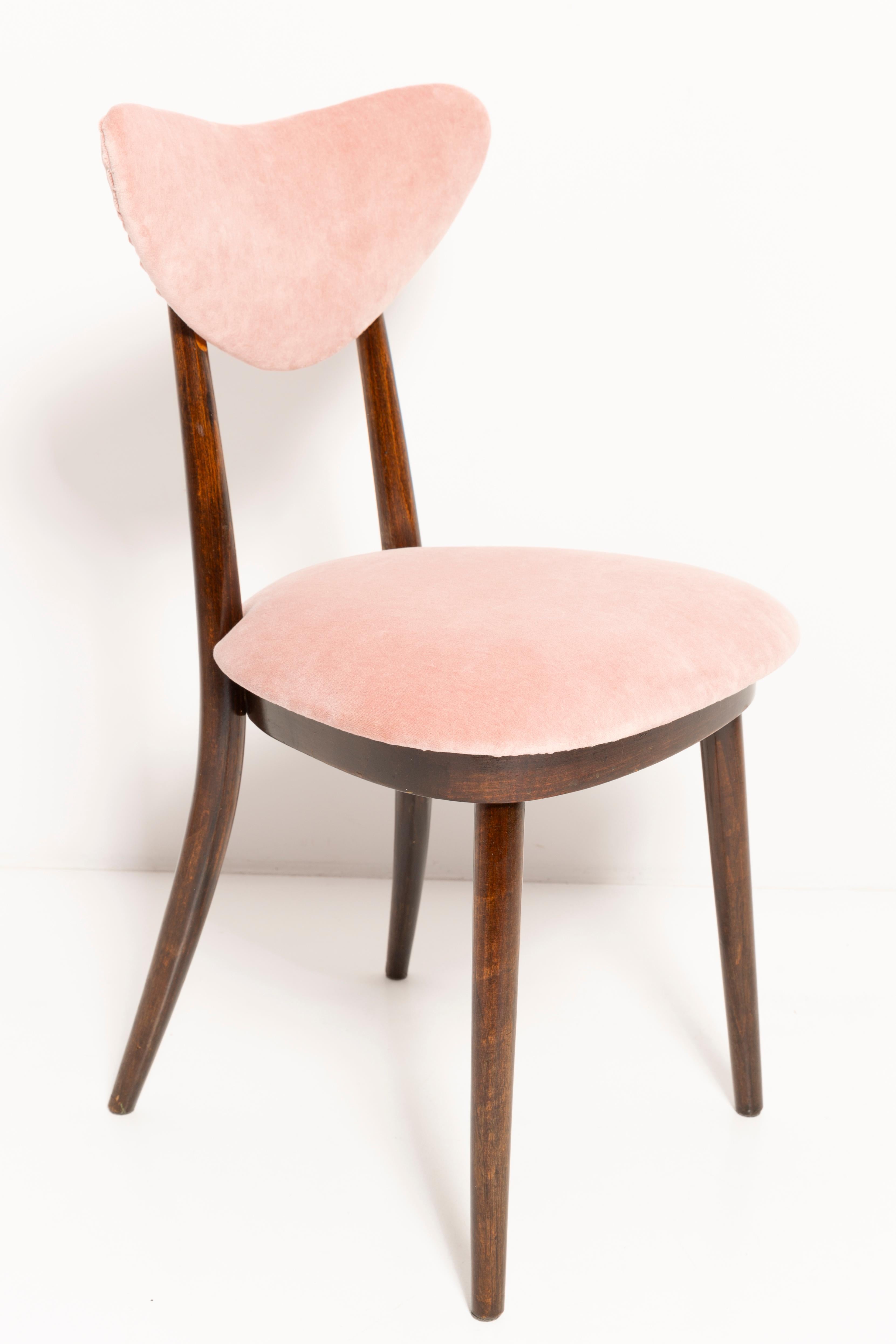 Polonais Ensemble de huit chaises en velours de coton rose en forme de cœur du milieu du siècle, Europe, années 1960 en vente