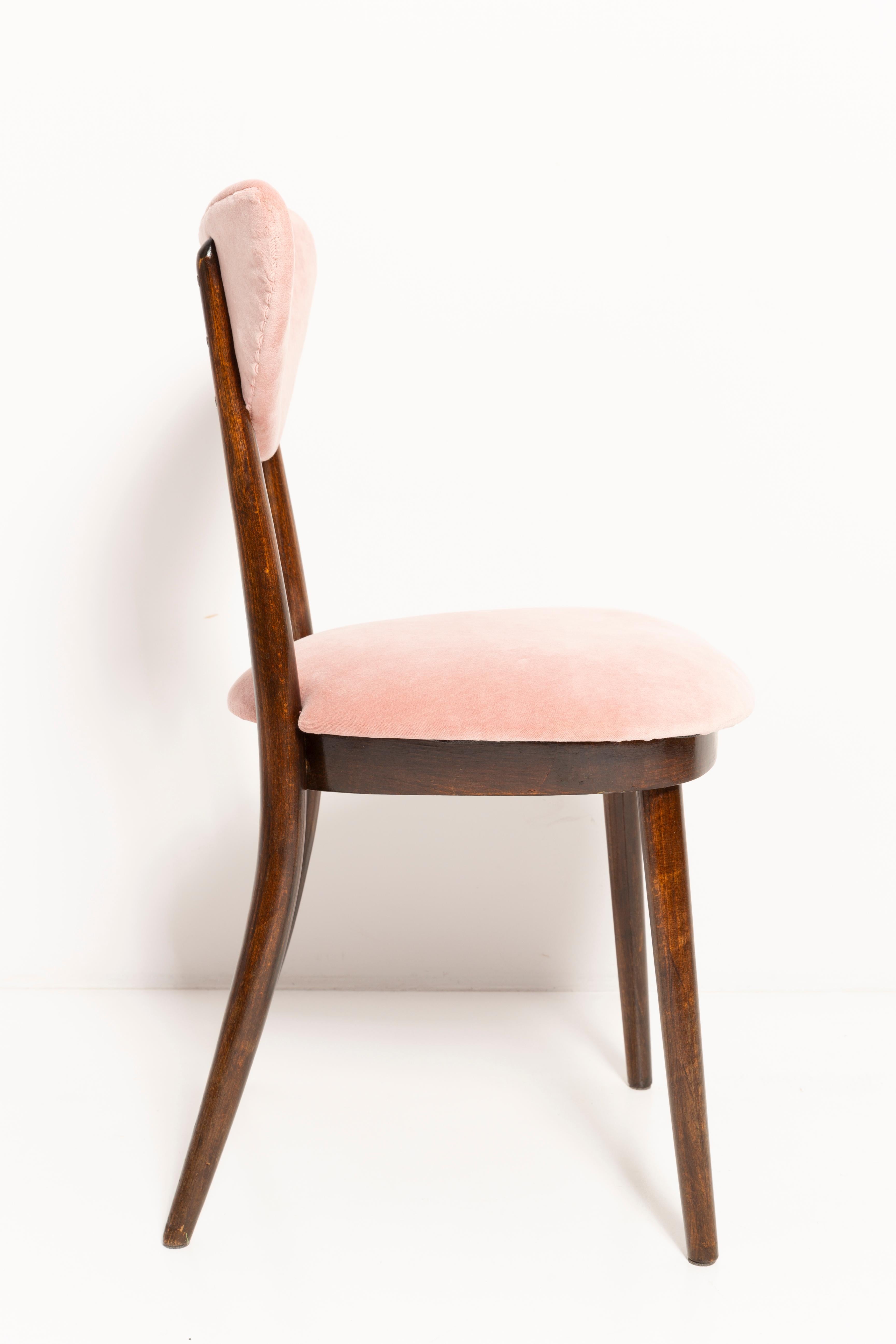 Velours Ensemble de huit chaises en velours de coton rose en forme de cœur du milieu du siècle, Europe, années 1960 en vente