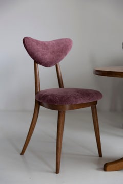 Conjunto de ocho sillas de mediados de siglo de terciopelo violeta y corazón de madera de nogal, Europa, 1960