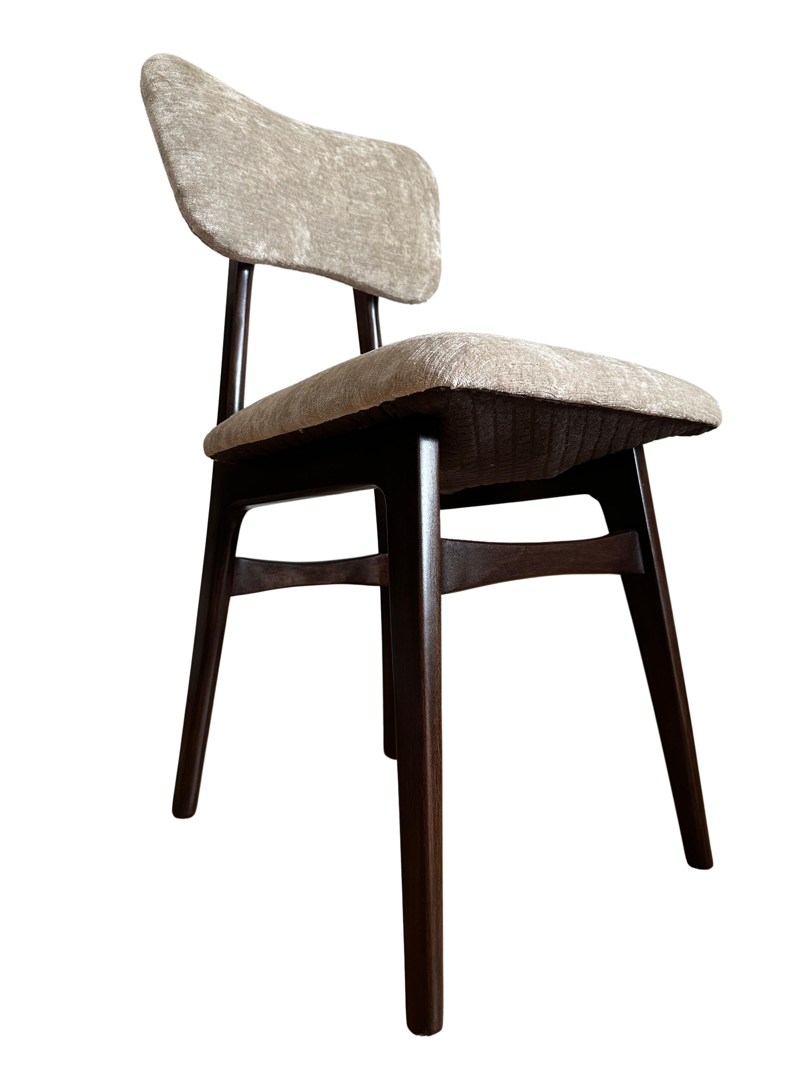 Mid-Century Modern Set of Eight Midcentury Butterfly Dining Chairs, in Beige Velvet, Europe, 1960s For Sale