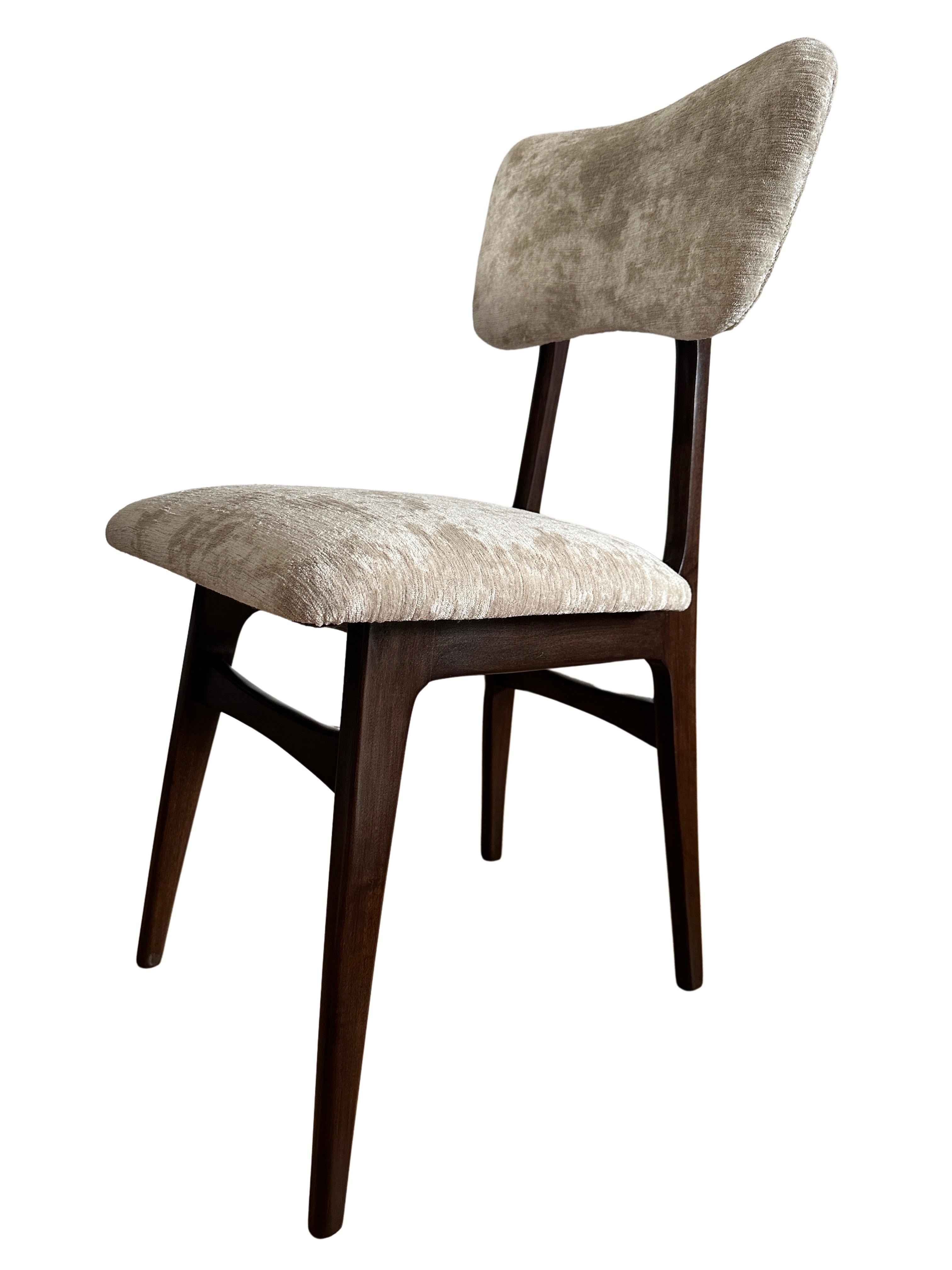 Bouclé Set of Eight Midcentury Butterfly Dining Chairs, in Beige Velvet, Europe, 1960s For Sale