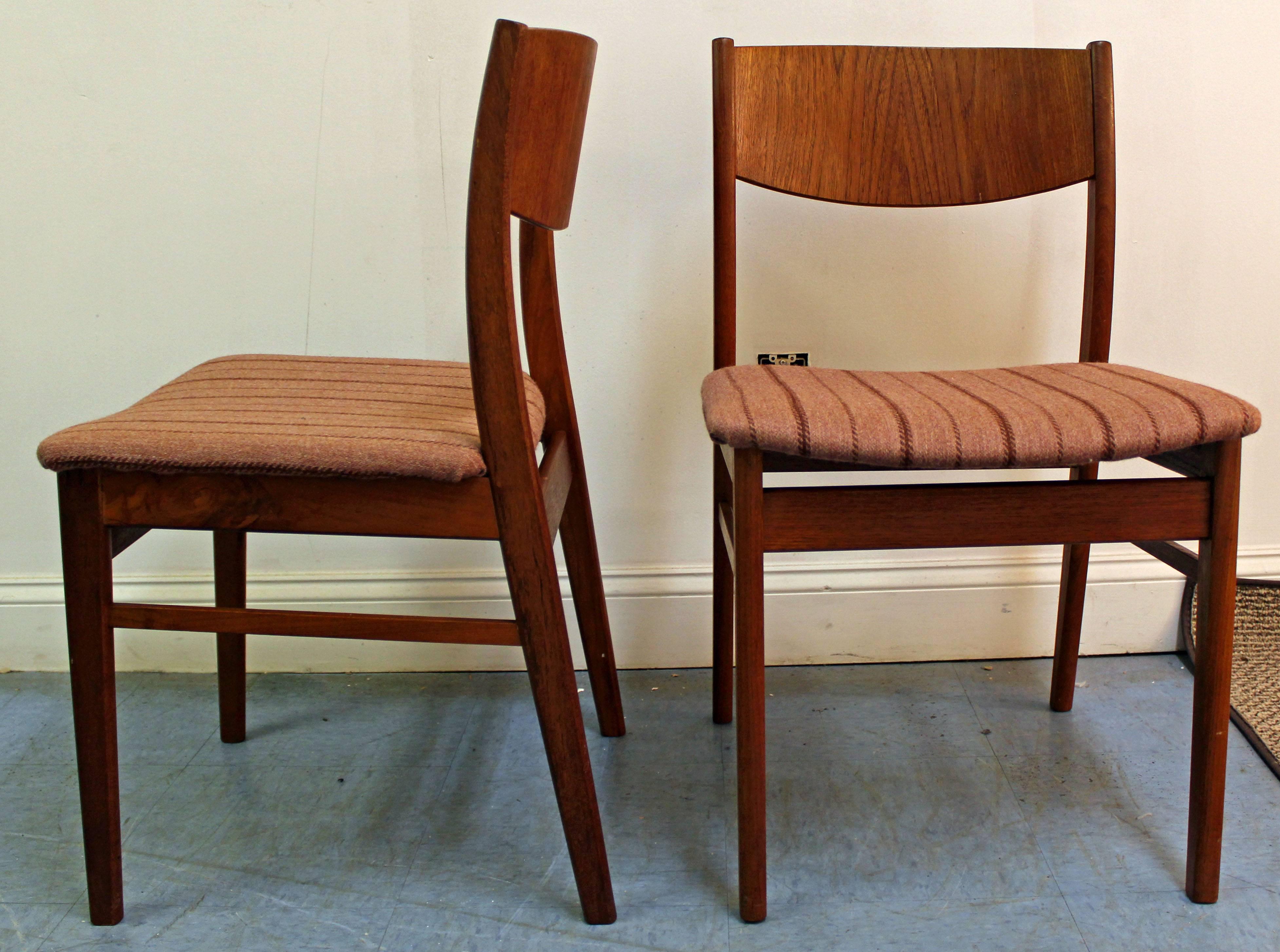 Offered is a set of eight Danish modern dining chairs. Includes eight teak side chairs.

Dimensions: 
18.75