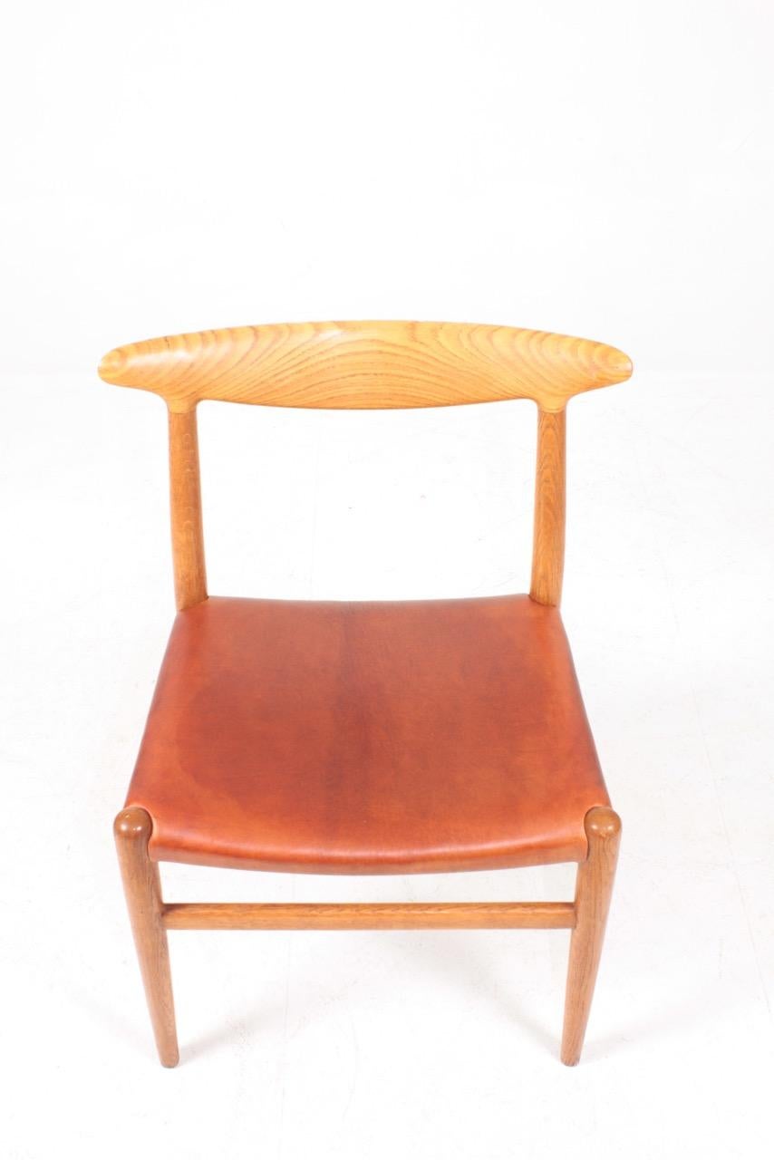 Set of Eight Midcentury Side Chairs in Oak and Patinated Leather by Hans Wegner 4