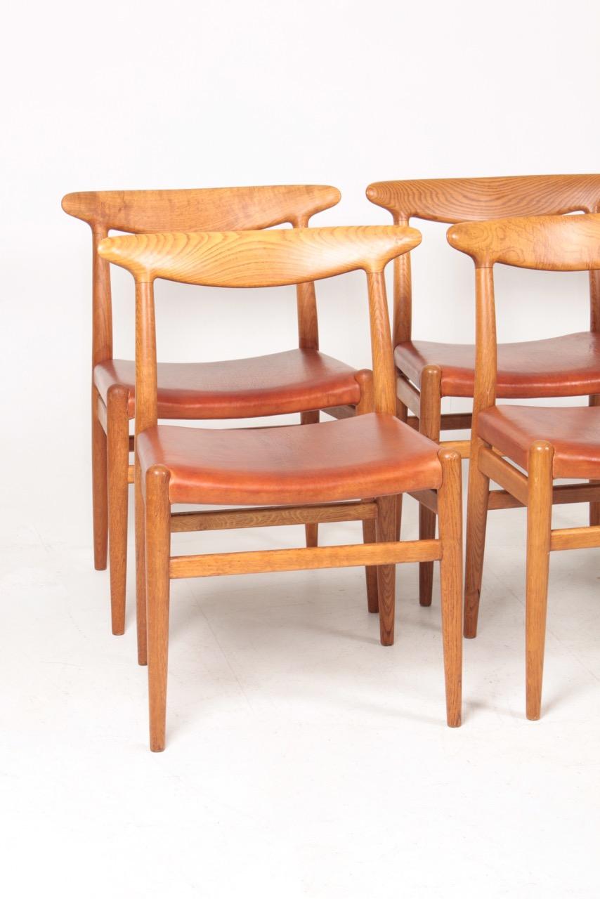 Scandinavian Modern Set of Eight Midcentury Side Chairs in Oak and Patinated Leather by Hans Wegner