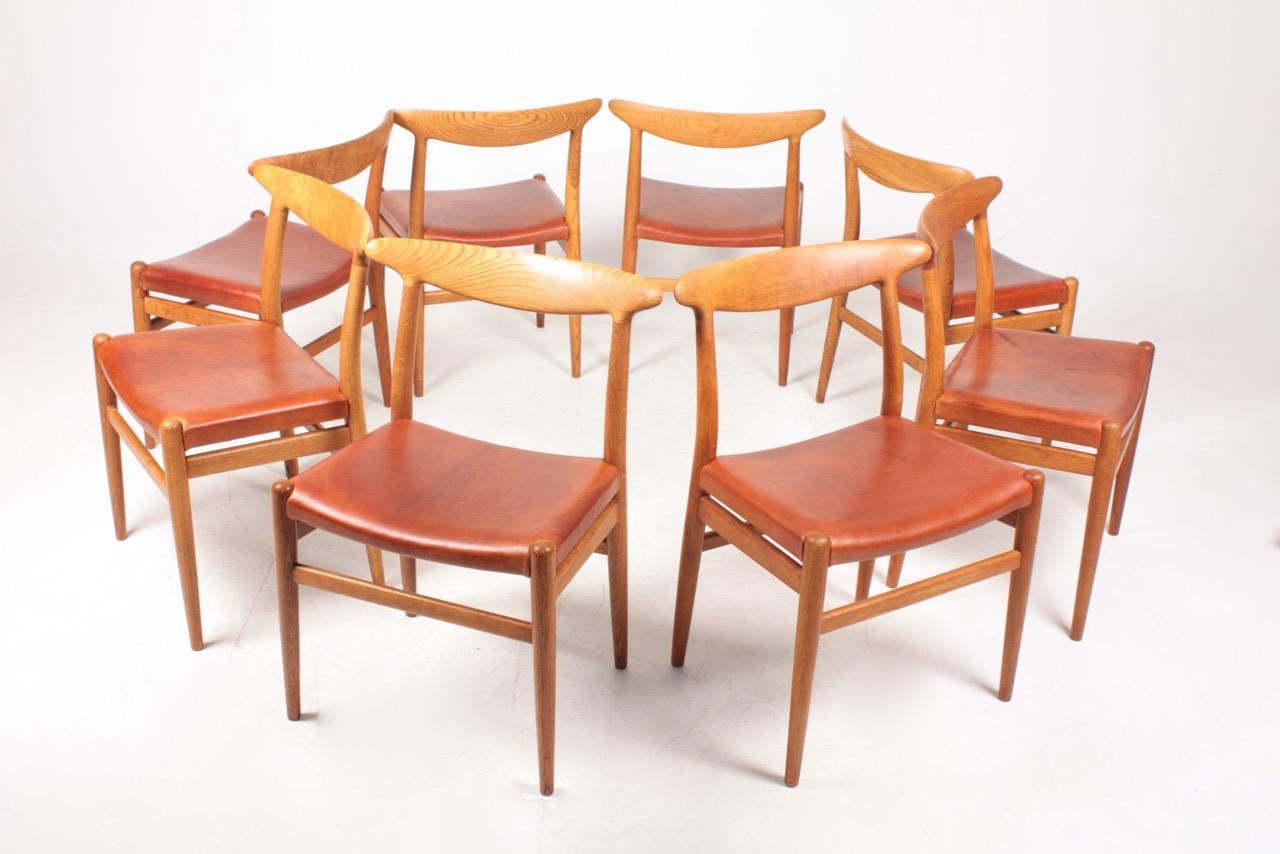 Set of Eight Midcentury Side Chairs in Oak and Patinated Leather by Hans Wegner In Good Condition In Lejre, DK