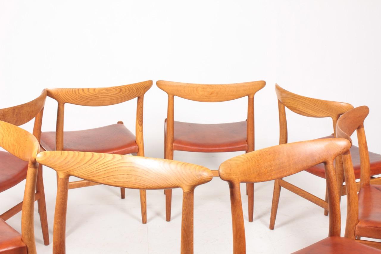 Mid-20th Century Set of Eight Midcentury Side Chairs in Oak and Patinated Leather by Hans Wegner