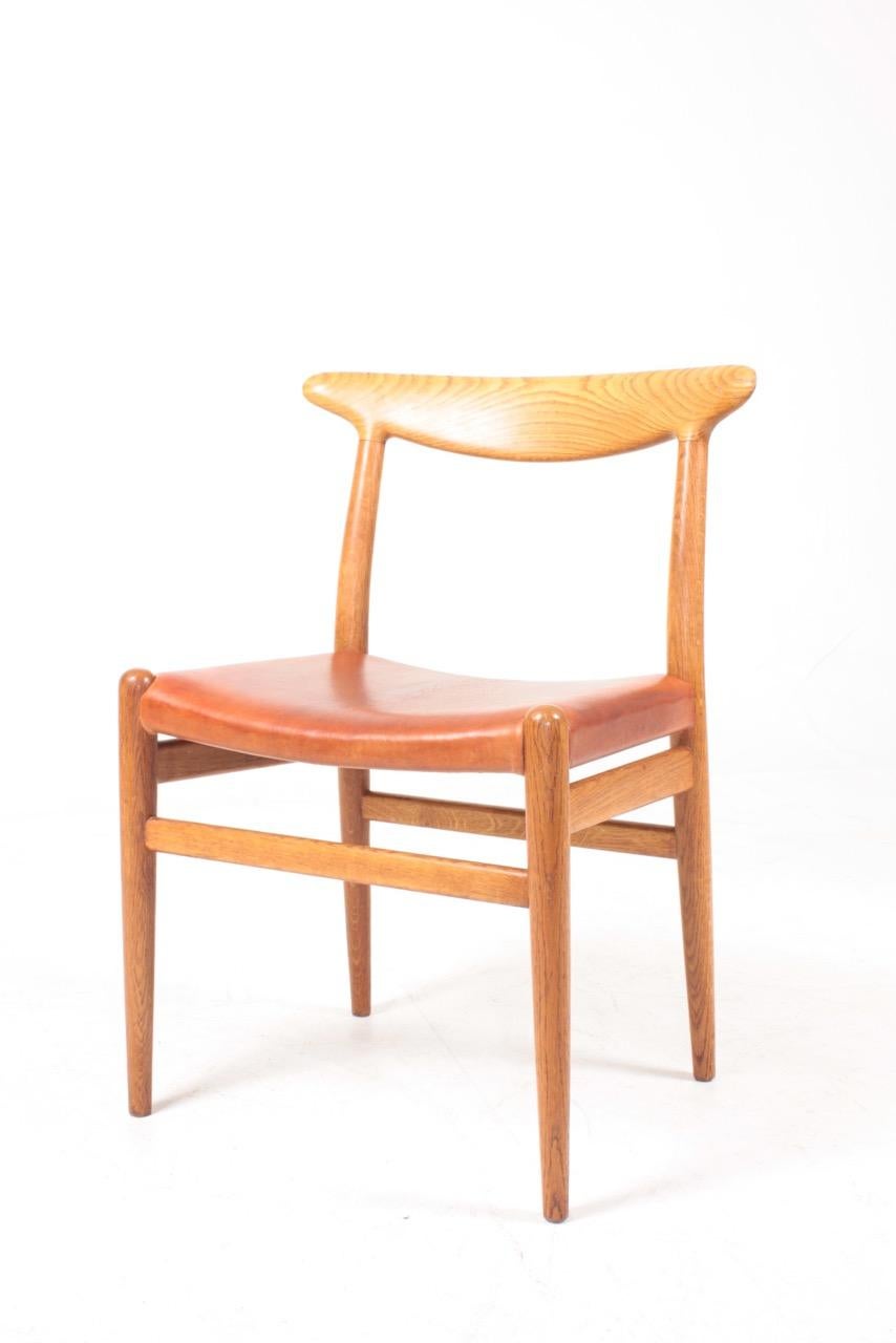 Set of Eight Midcentury Side Chairs in Oak and Patinated Leather by Hans Wegner 3