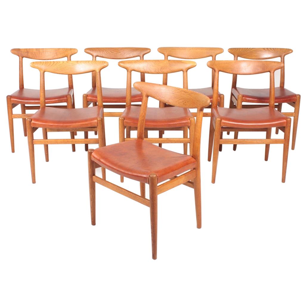 Set of Eight Midcentury Side Chairs in Oak and Patinated Leather by Hans Wegner