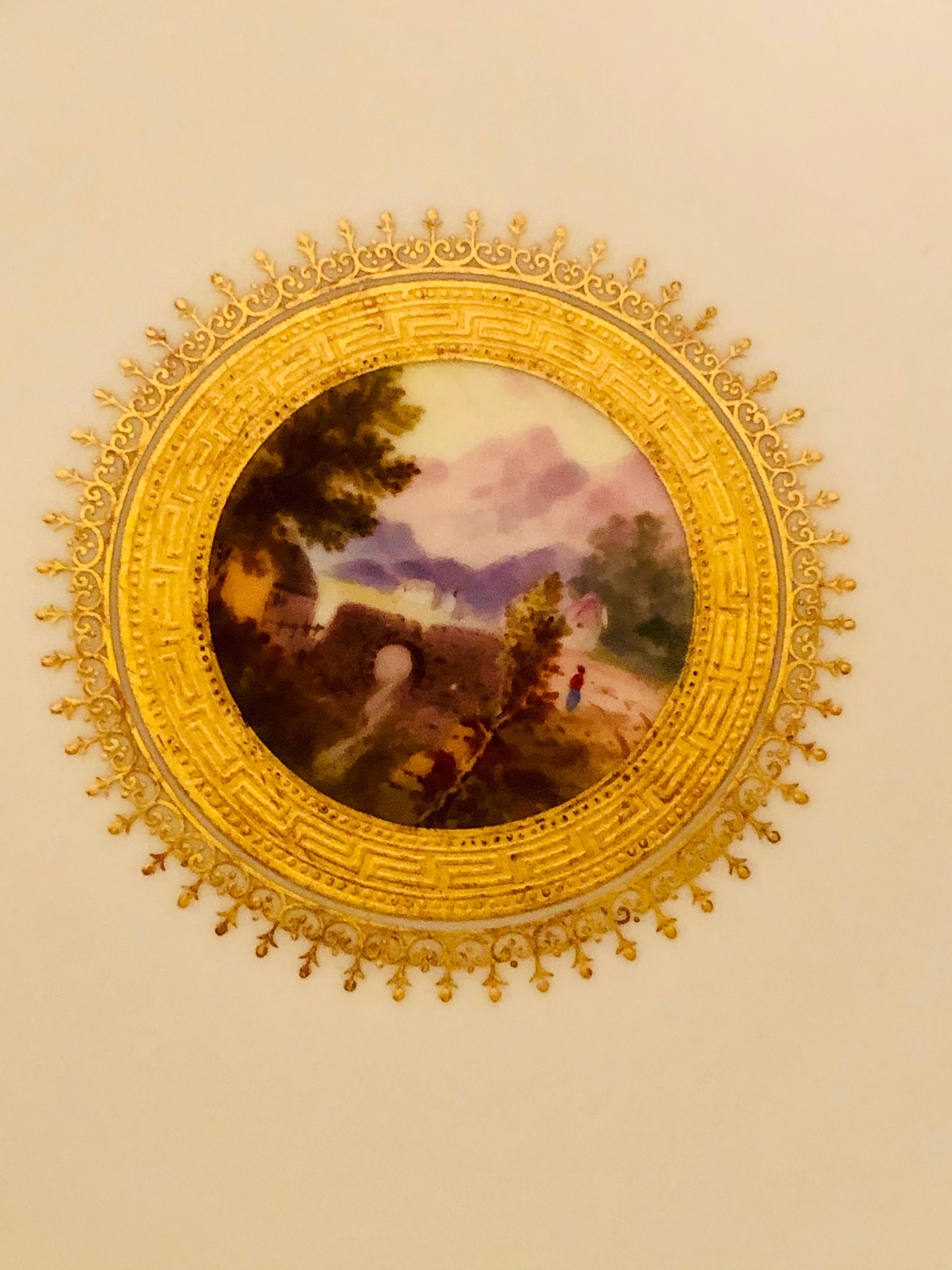 Ensemble de huit assiettes Minton, chacune magnifiquement peinte à la main avec une scène différente en vente 1