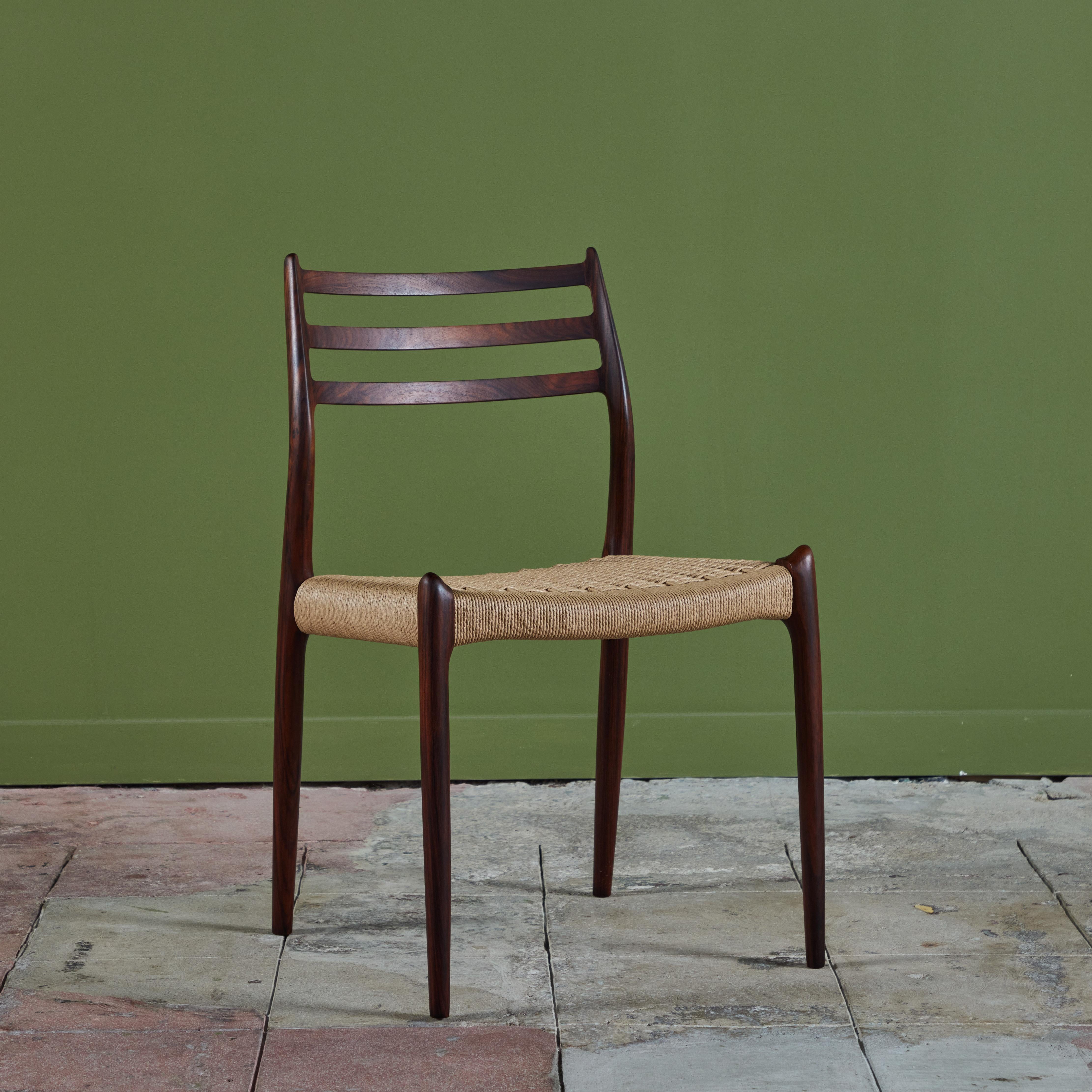 Vannerie Ensemble de huit chaises de salle à manger modèle 78 en palissandre par N.O. Møller en vente