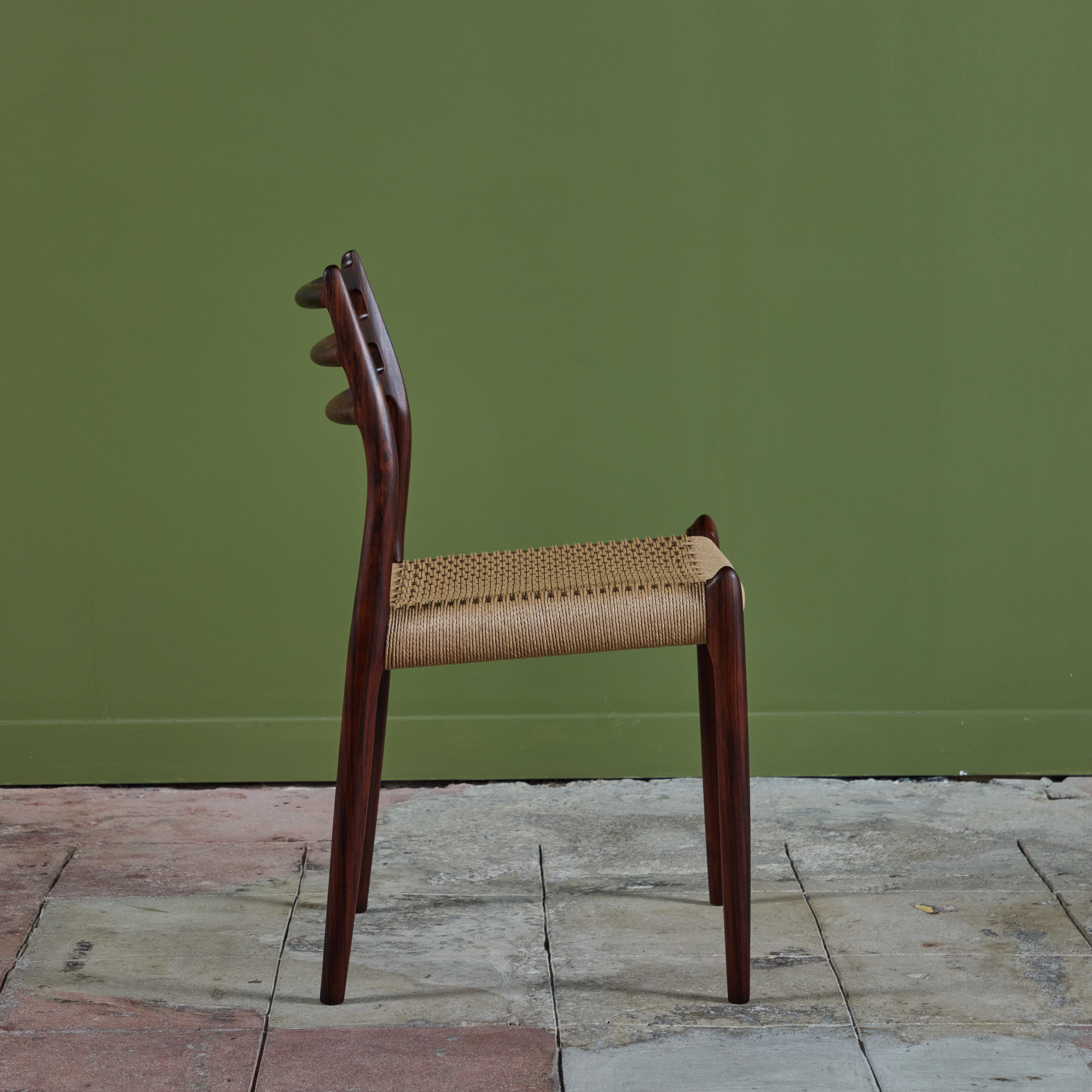 Corde en papier Ensemble de huit chaises de salle à manger modèle 78 en palissandre par N.O. Møller en vente