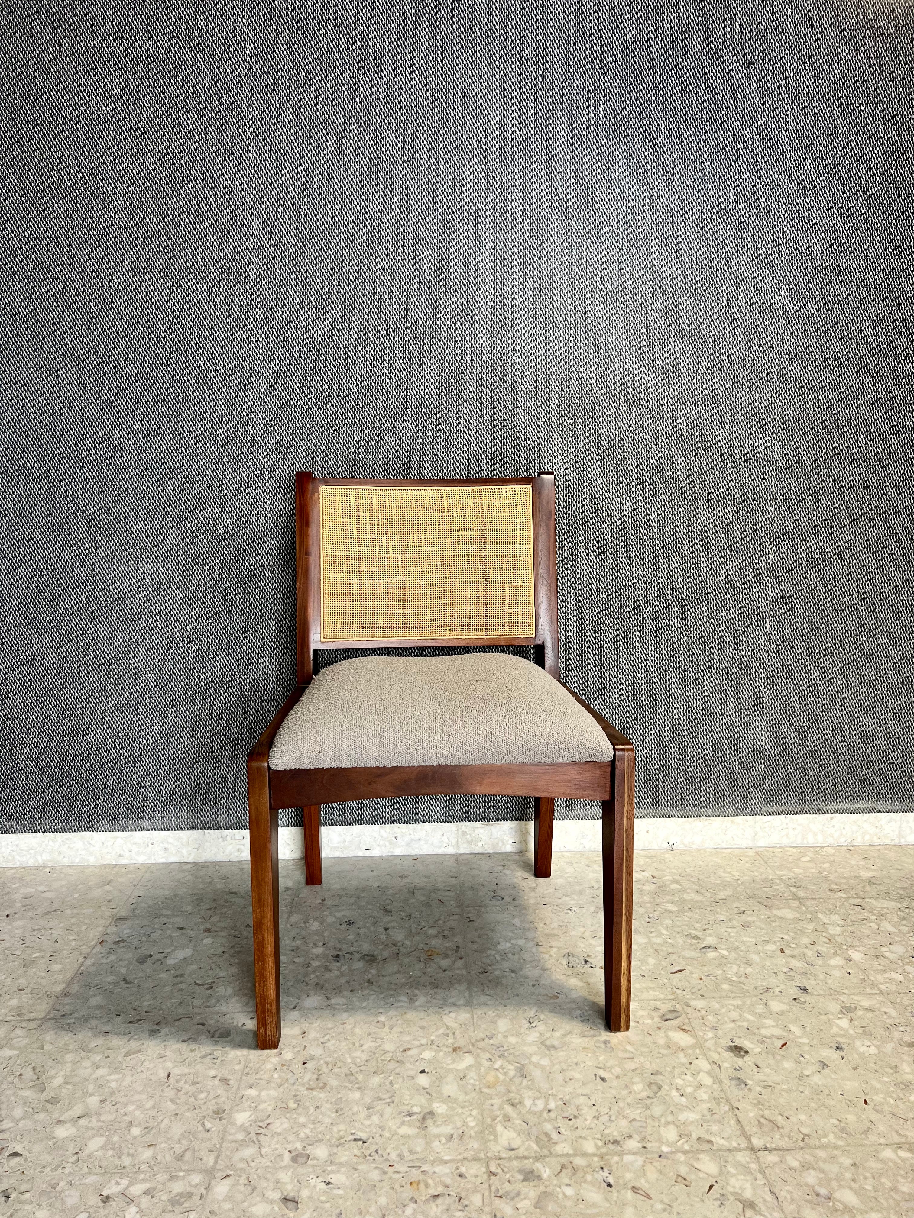 Ensemble de huit chaises du designer mexicain Samuel Segovia fabriquées en 2022 et réalisées en bois de parota massif avec dossier en rotin et tapissées de tissu actuellement à la mode.