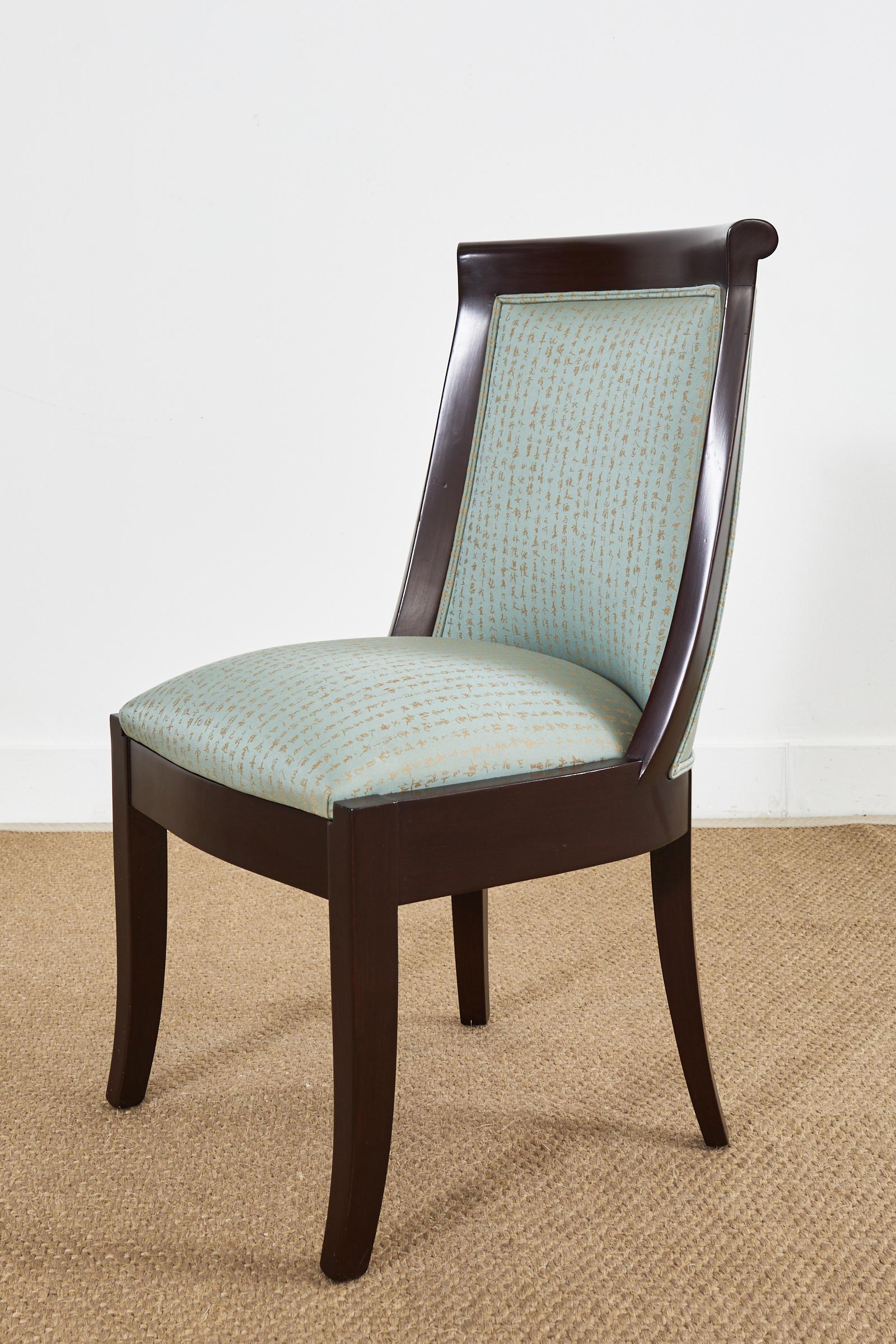 Ensemble de huit chaises de salle à manger en bois dur de style Regency moderne en vente 11