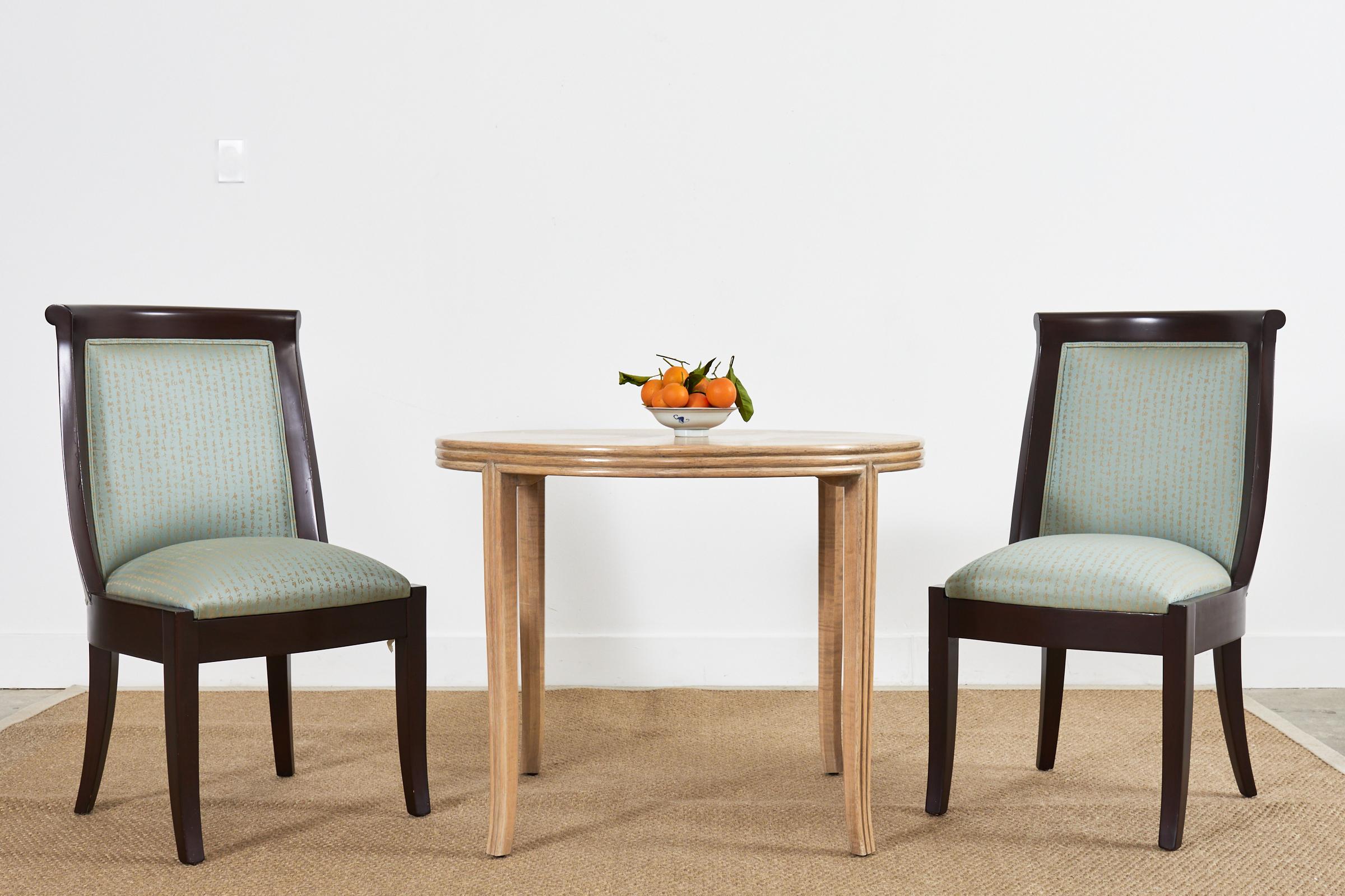 Fantastique ensemble de huit chaises de salle à manger en bois dur de style régence moderne avec un dossier à volutes. Ensemble de chaises sur mesure fabriquées en Espagne à partir du centre de design de San Francisco, avec une finition laquée