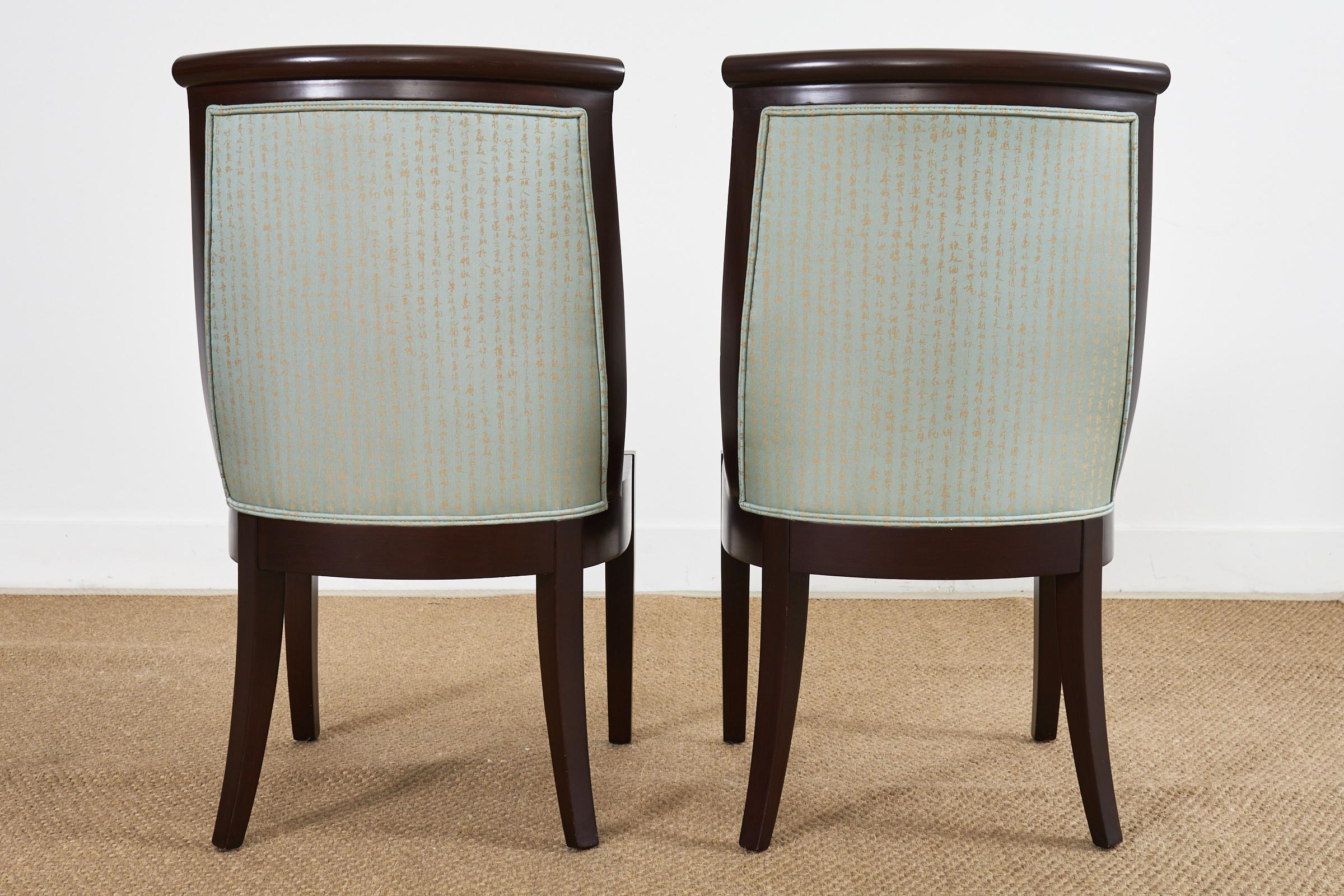 Ensemble de huit chaises de salle à manger en bois dur de style Regency moderne en vente 2